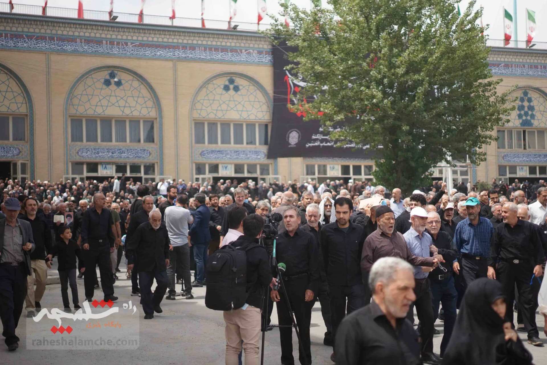 نمازگزاران تهرانی، اهانت مجدد به قرآن کریم در سوئد را محکوم کردند +تصاویر — تصویر 7