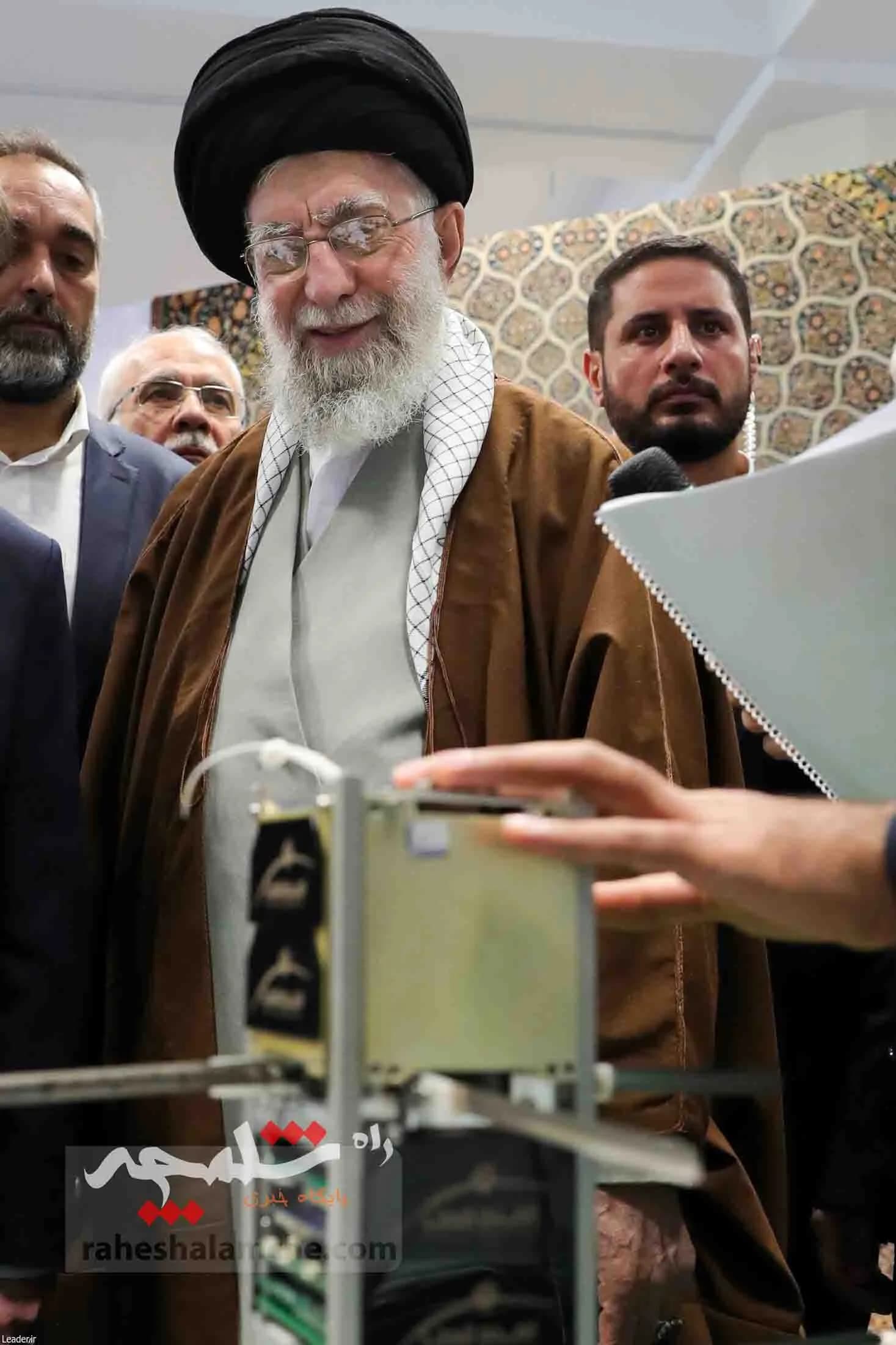 بازدید رهبر انقلاب از نمایشگاه توانمندیها و دستاوردهای بخش خصوصی +تصاویر — تصویر 26