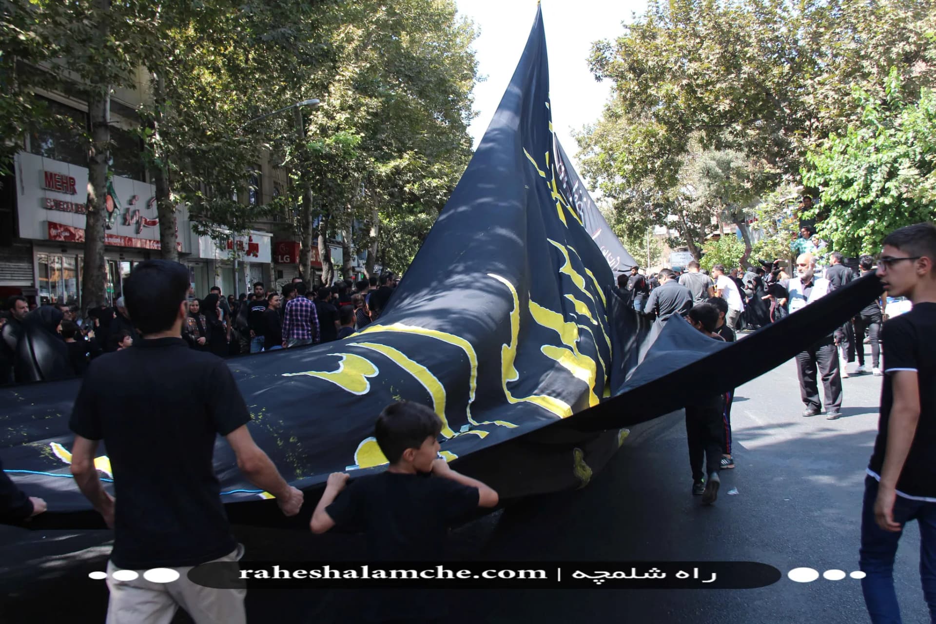 بزرگ ترین کاروان علامت کشی و دسته عزاداری بنیاسد در تهران/ تصاویر — تصویر 26