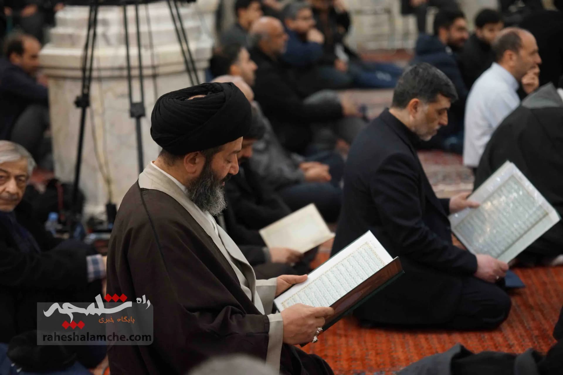 همه شخصیتهایی که در مراسم ترحیم آیتالله امام کاشانی حضور داشتند +تصاویر — تصویر 91