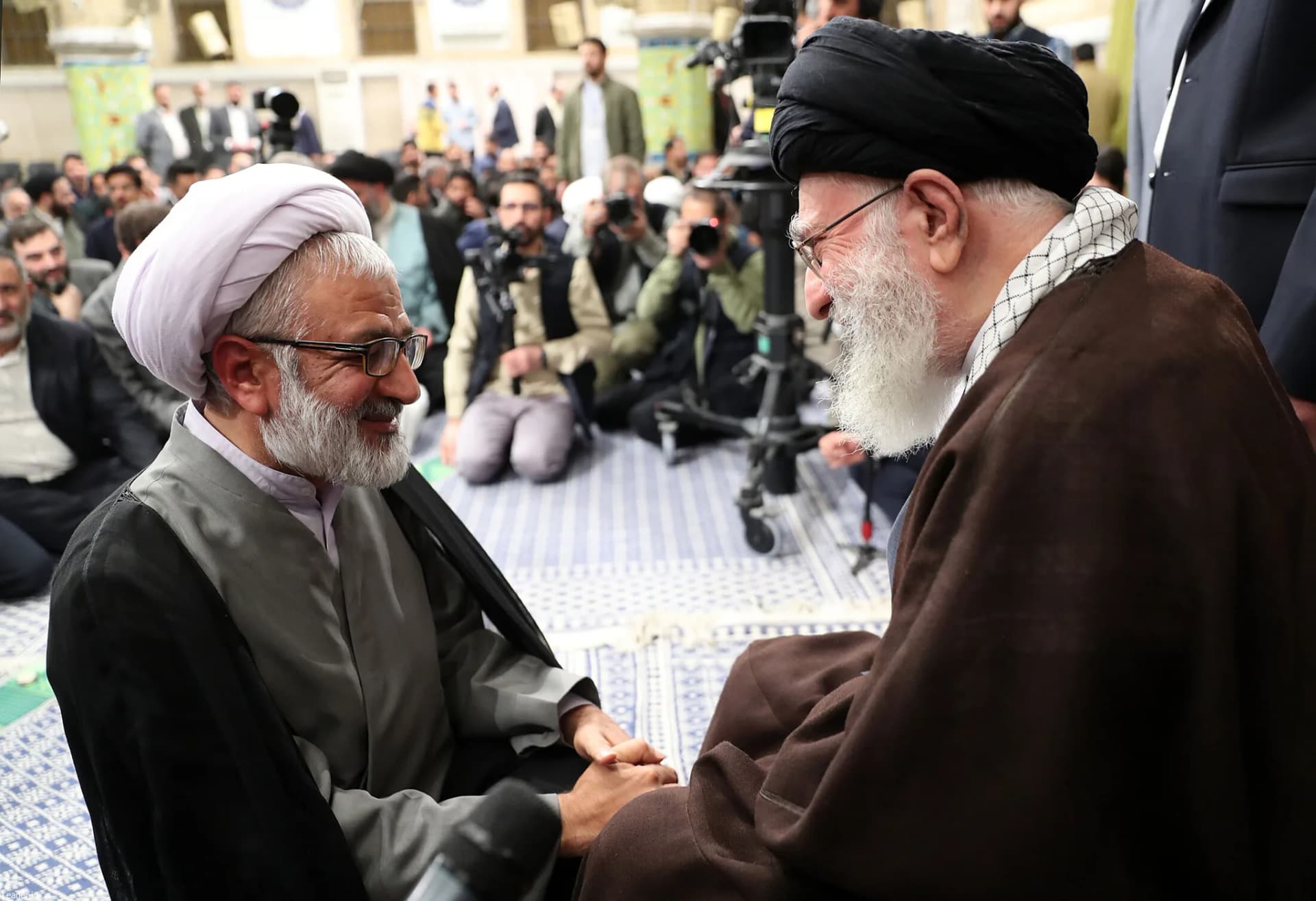 دیدار شاعران با رهبر انقلاب +تصاویر — تصویر 18