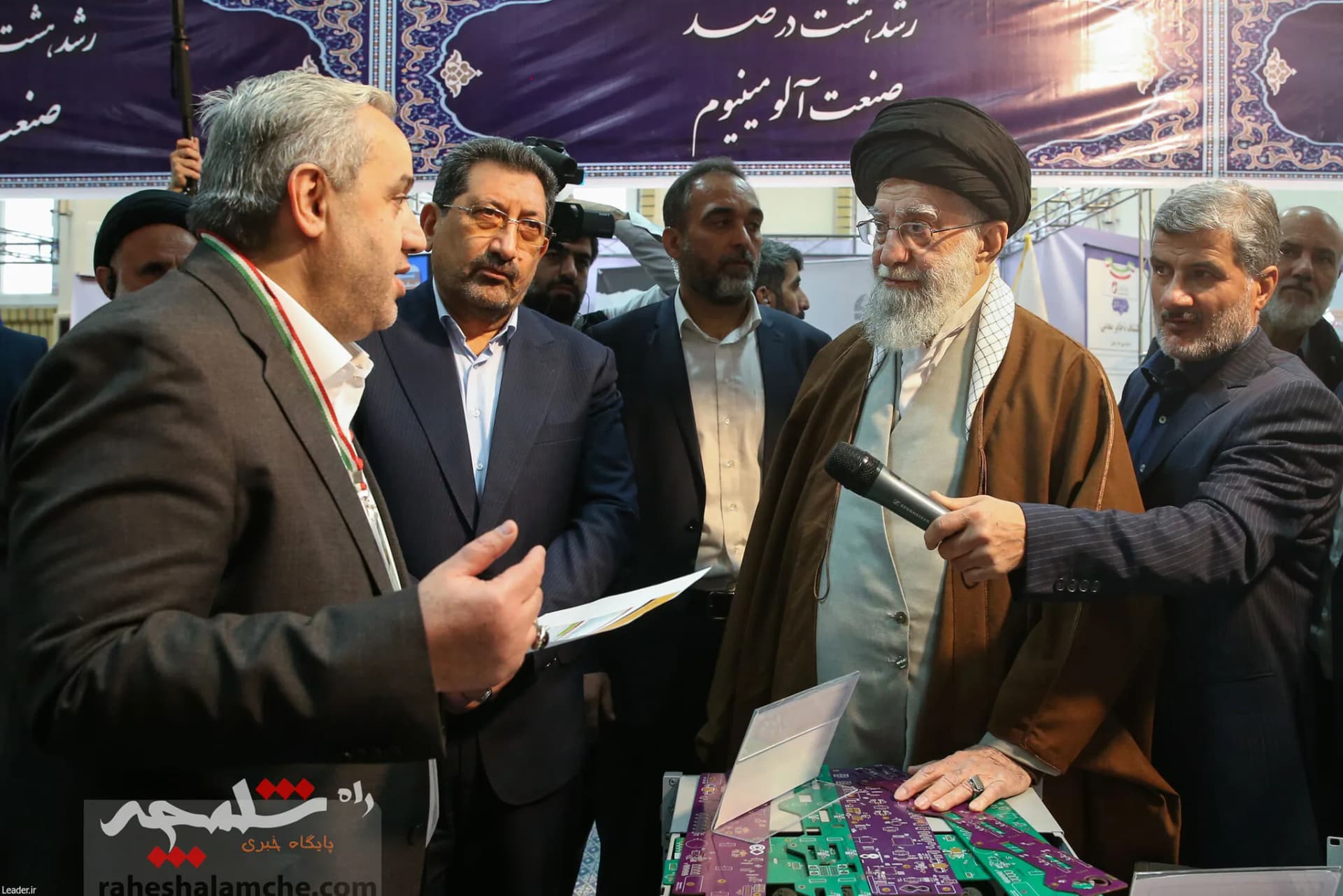 بازدید رهبر انقلاب از نمایشگاه توانمندیها و دستاوردهای بخش خصوصی +تصاویر — تصویر 48