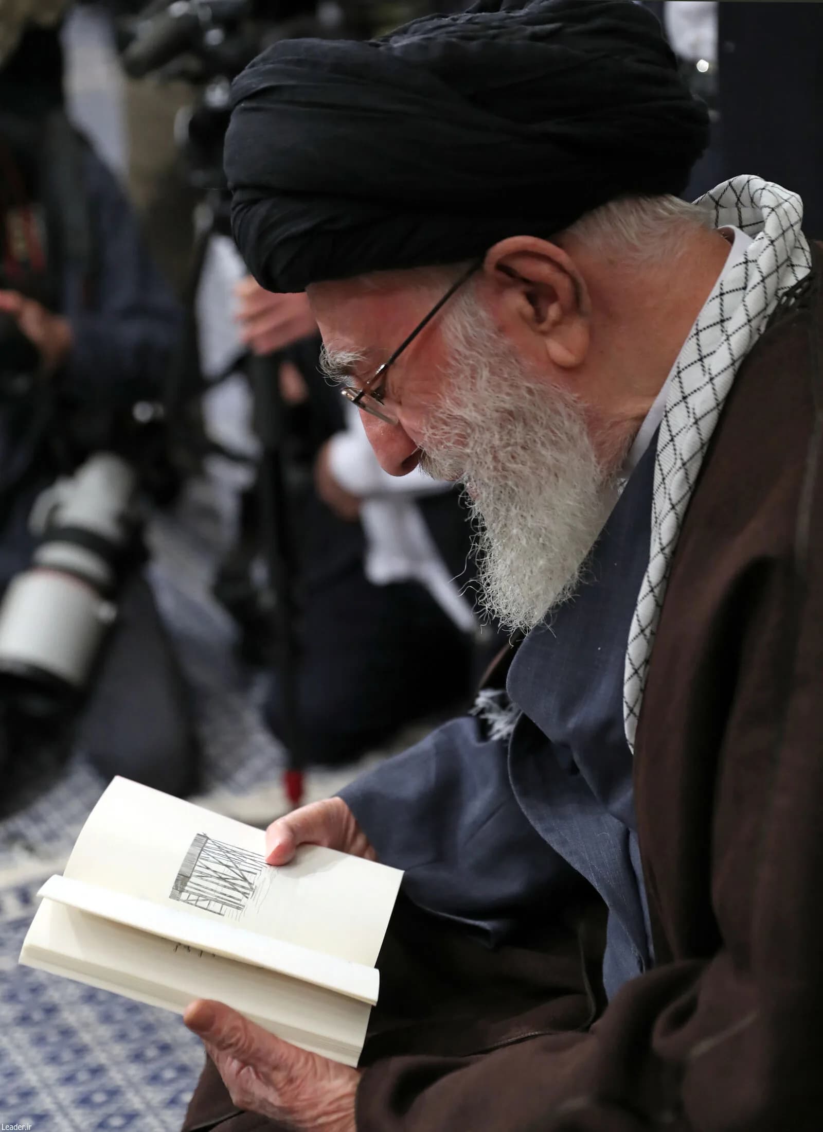 دیدار شاعران با رهبر انقلاب +تصاویر — تصویر 15