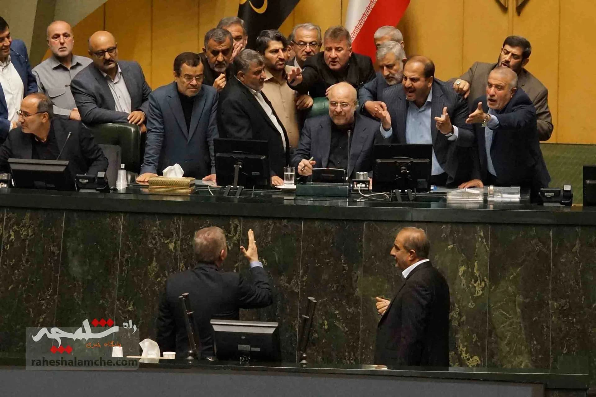 تحصن نمایندگان شمالی در صحن علنی امروز مجلس +تصاویر — تصویر 25