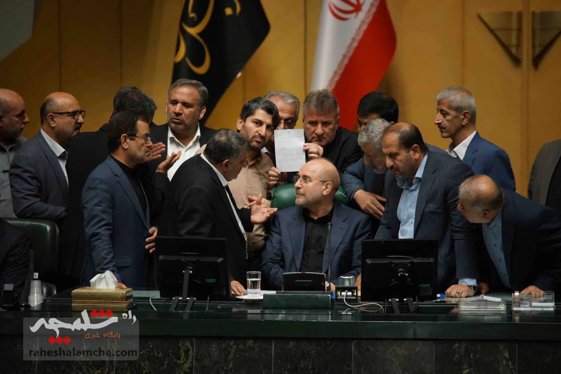 تحصن نمایندگان شمالی در صحن علنی امروز مجلس +تصاویر — تصویر 19