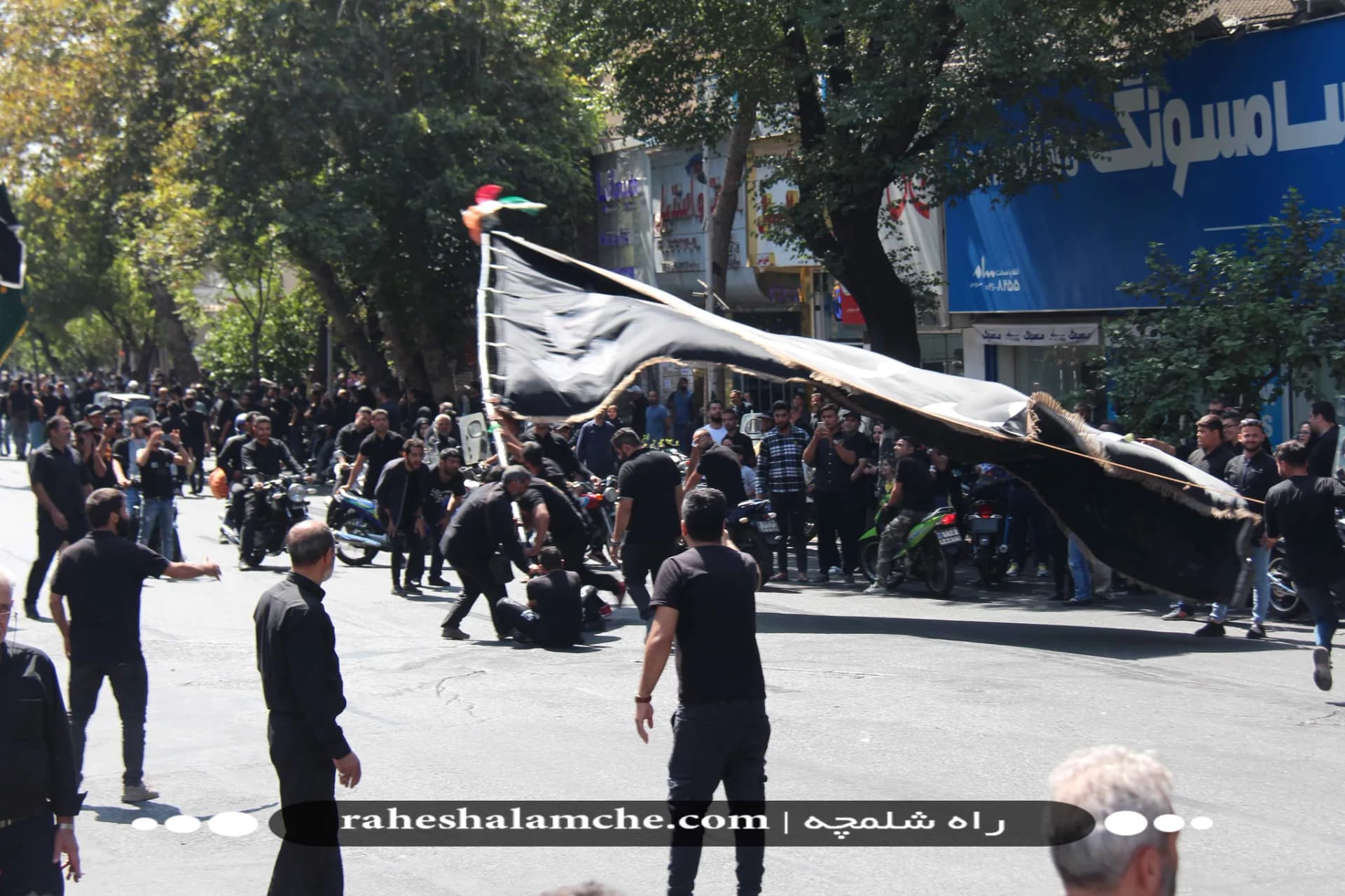 بزرگ ترین کاروان علامت کشی و دسته عزاداری بنیاسد در تهران/ تصاویر — تصویر 48