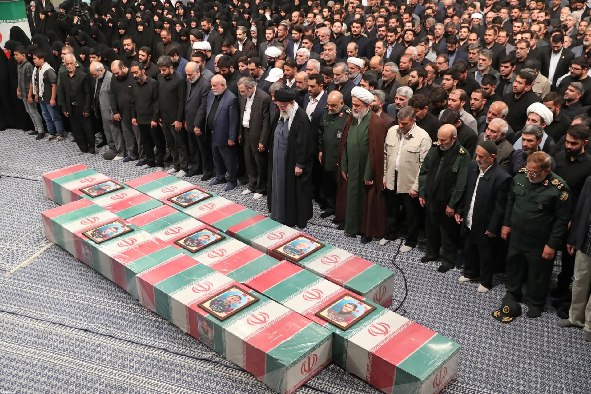 اقامه نماز رهبر انقلاب بر پیکر ۷ شهید راه قدس +تصاویر — تصویر 6