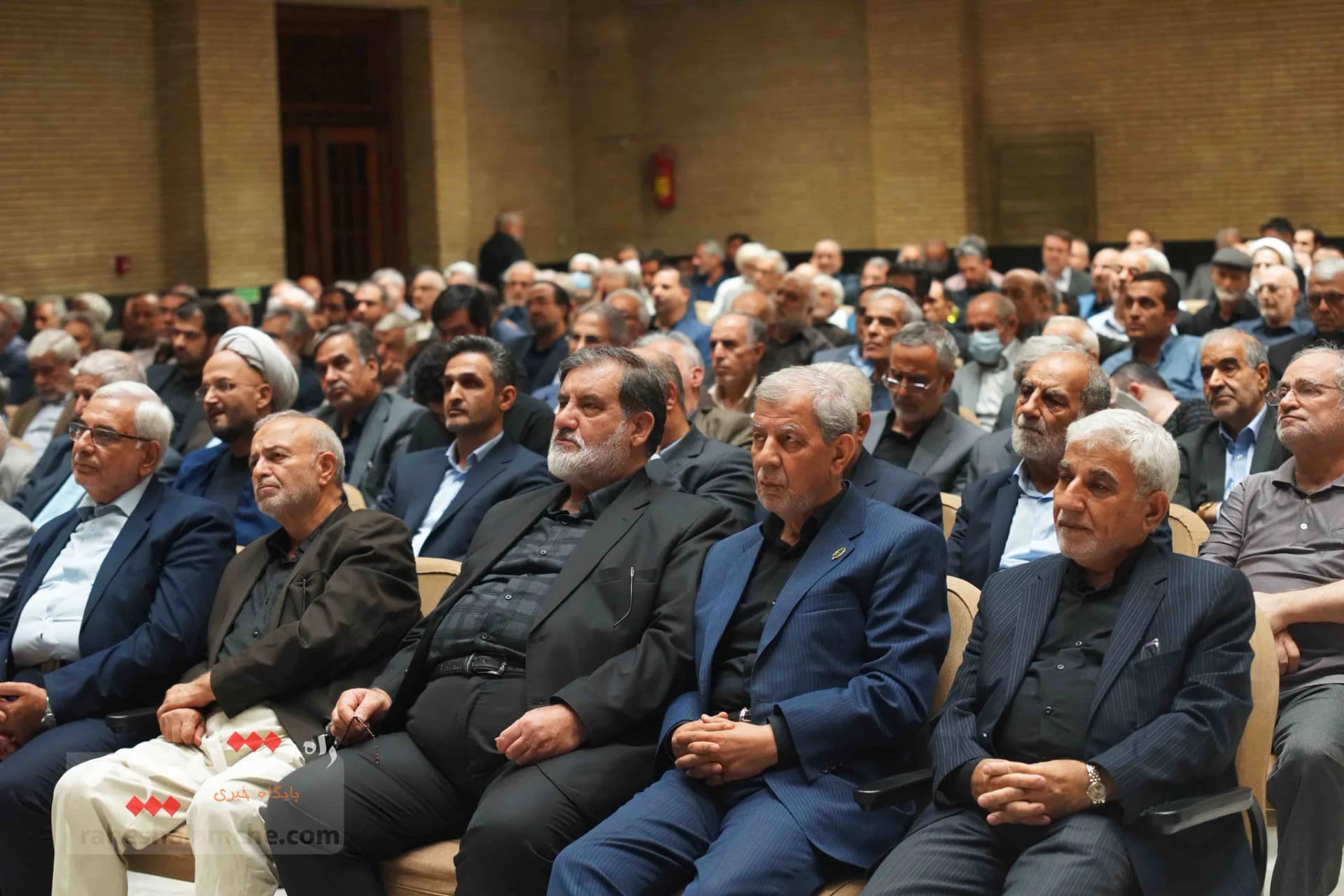 همه شخصیتهایی که در مراسم ختم مادر زریبافان شرکت کرده بودند +تصاویر — تصویر 75