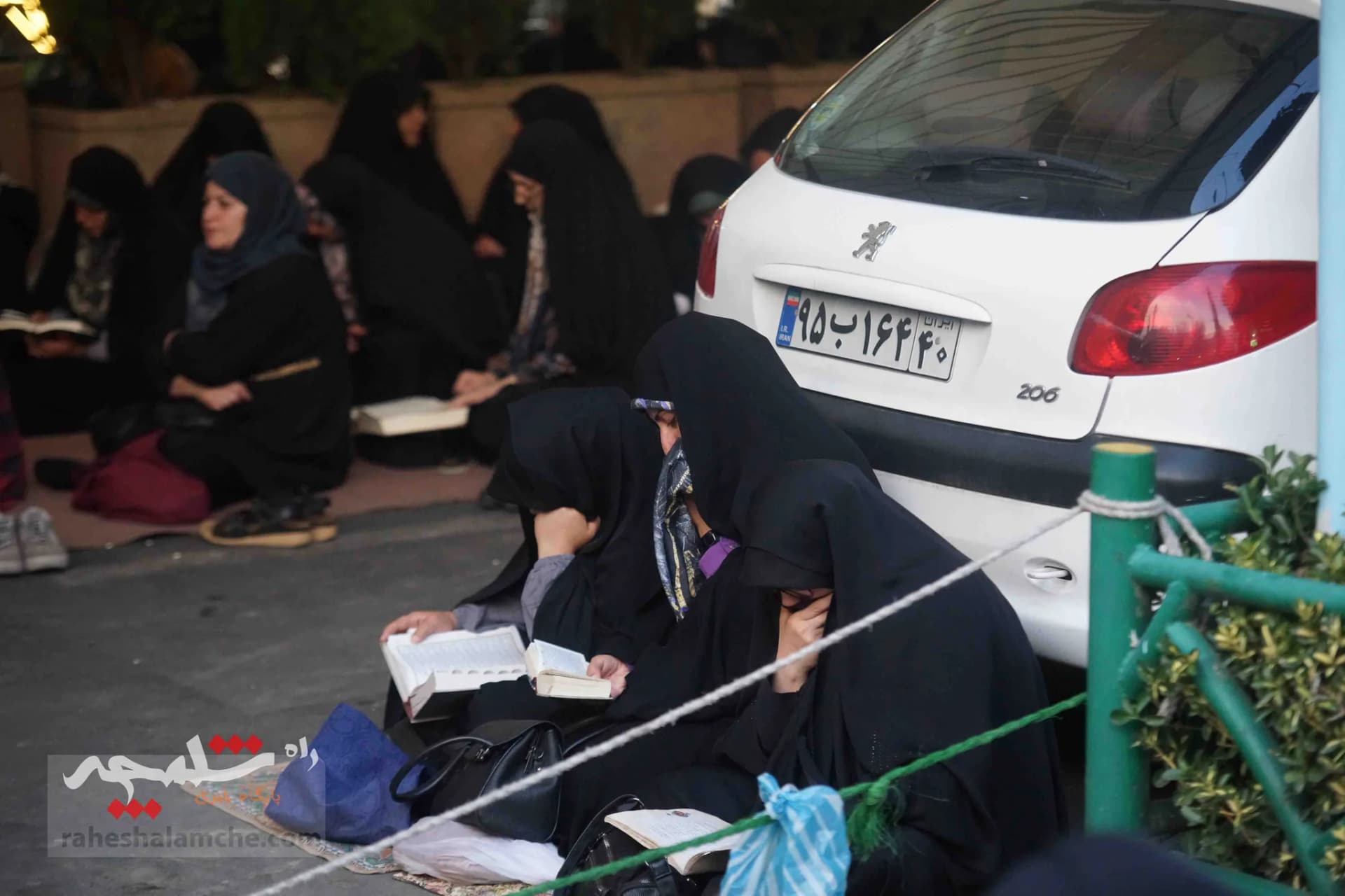 طنین دعای پرفیض عرفه در خیابان 17 شهریور تهران — تصویر 14
