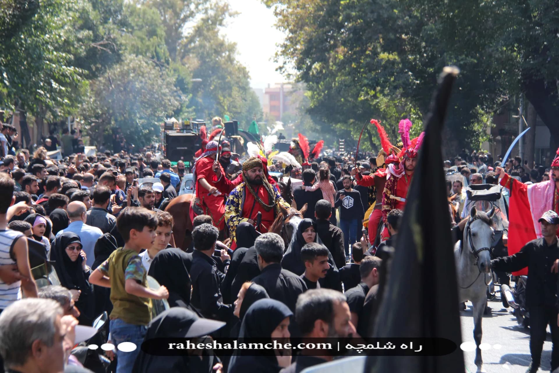 بزرگ ترین کاروان علامت کشی و دسته عزاداری بنیاسد در تهران/ تصاویر — تصویر 2