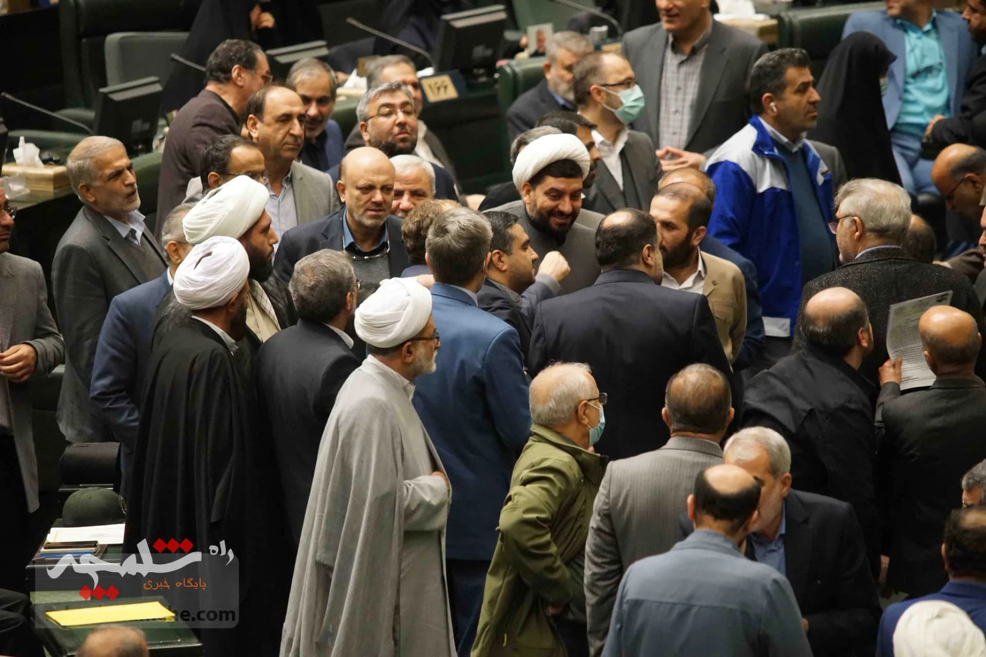 حاشیههای صحن علنی مجلس در روز رأی اعتماد به وزیر مسکن و شهرسازی +تصاویر — تصویر 20
