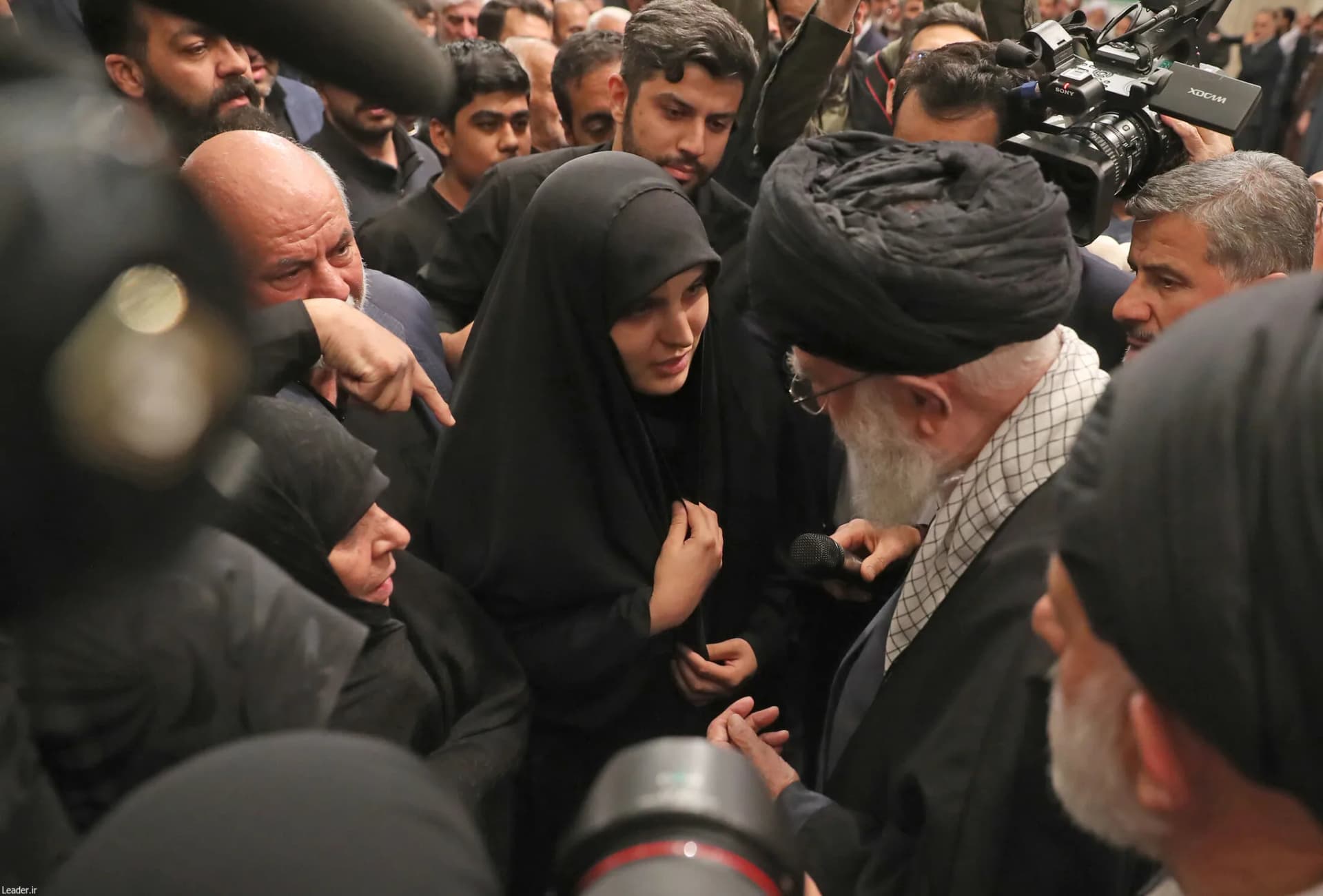 اقامه نماز رهبر انقلاب بر پیکر ۷ شهید راه قدس +تصاویر — تصویر 27
