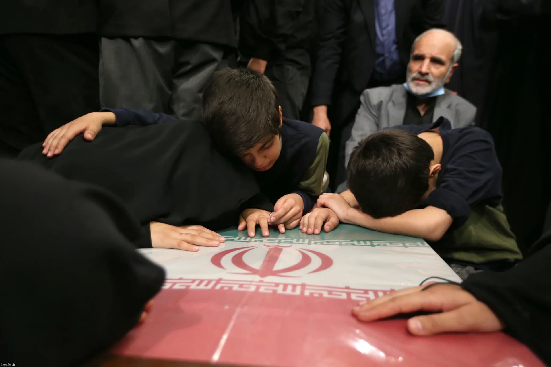 اقامه نماز رهبر انقلاب بر پیکر ۷ شهید راه قدس +تصاویر — تصویر 20