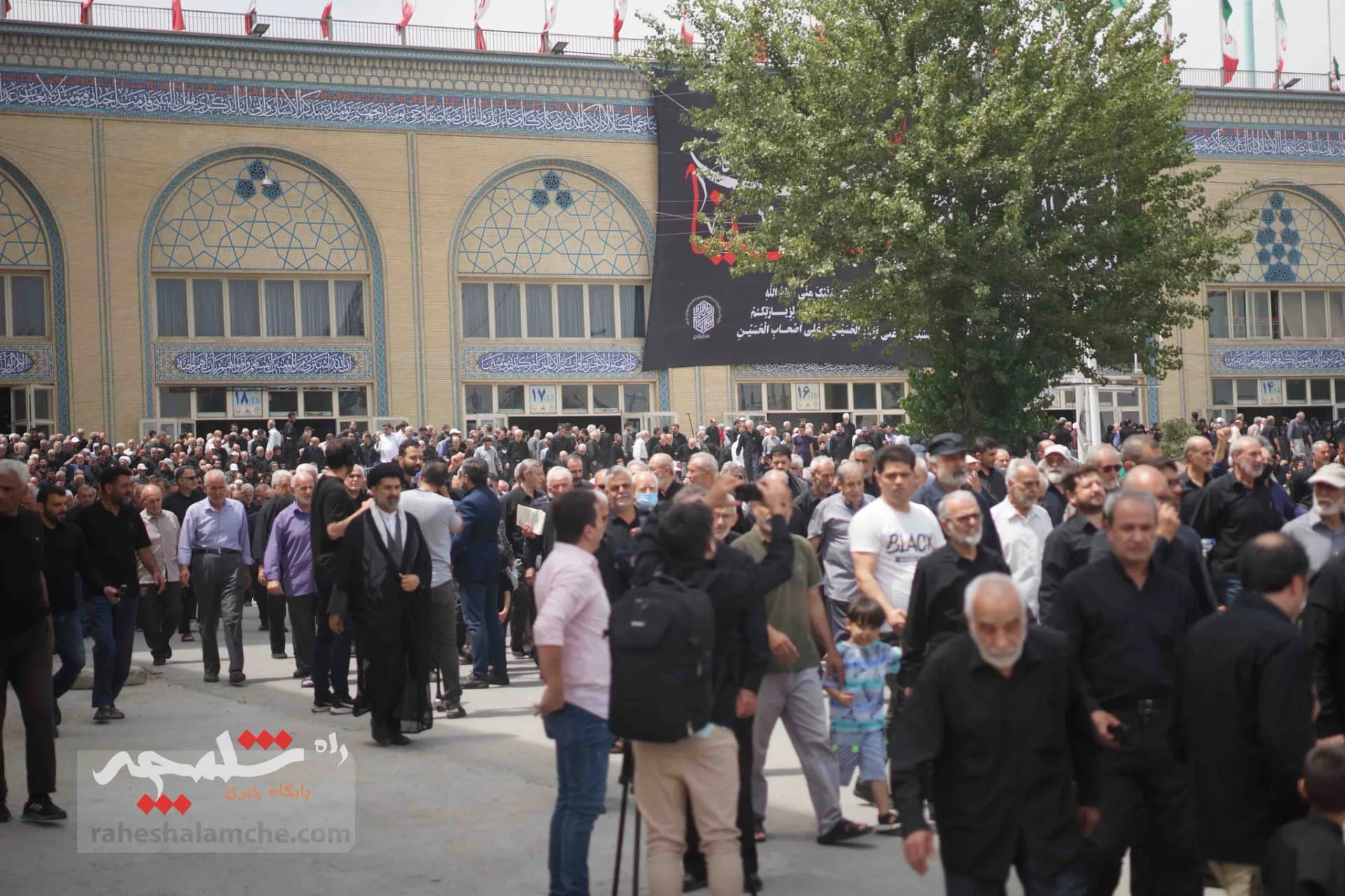 نمازگزاران تهرانی، اهانت مجدد به قرآن کریم در سوئد را محکوم کردند +تصاویر — تصویر 9