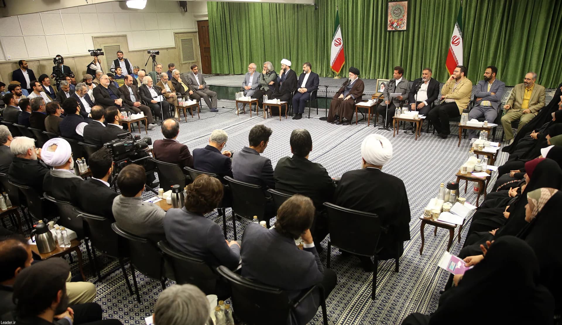 دیدار شاعران با رهبر انقلاب +تصاویر2 — تصویر 55