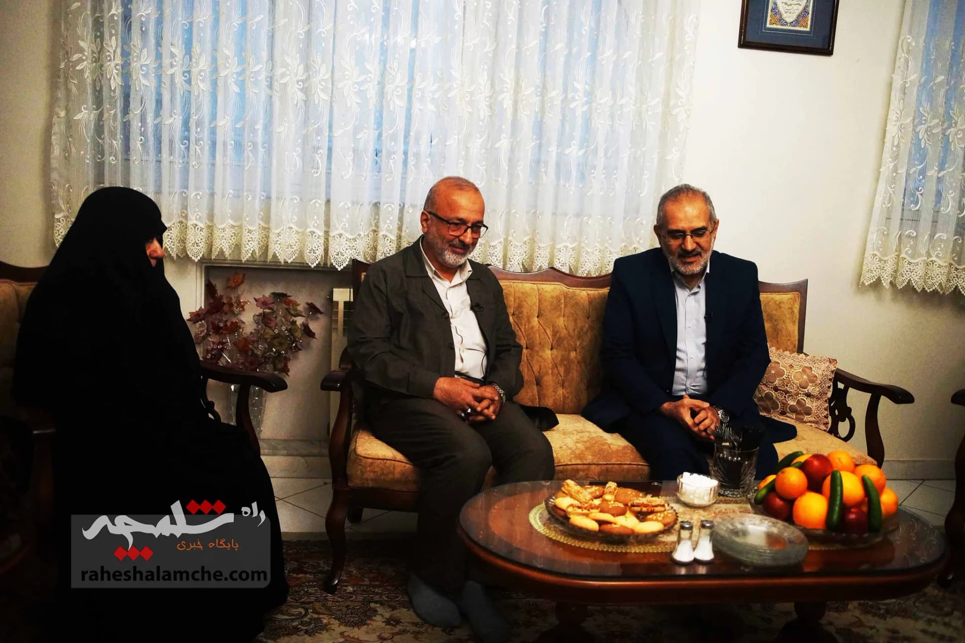 حضور سیدمحمد حسینی در منزل سه شهید +تصاویر — تصویر 9