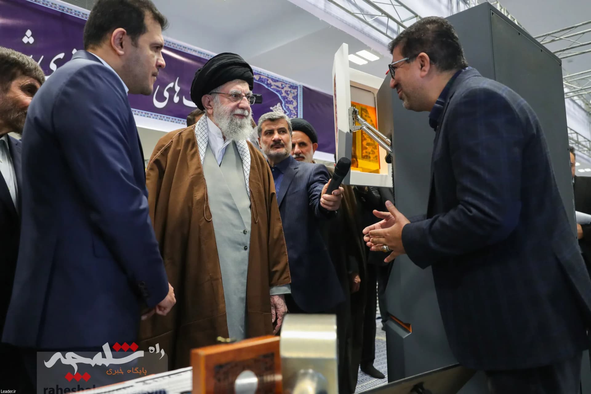 بازدید رهبر انقلاب از نمایشگاه توانمندیها و دستاوردهای بخش خصوصی +تصاویر — تصویر 21