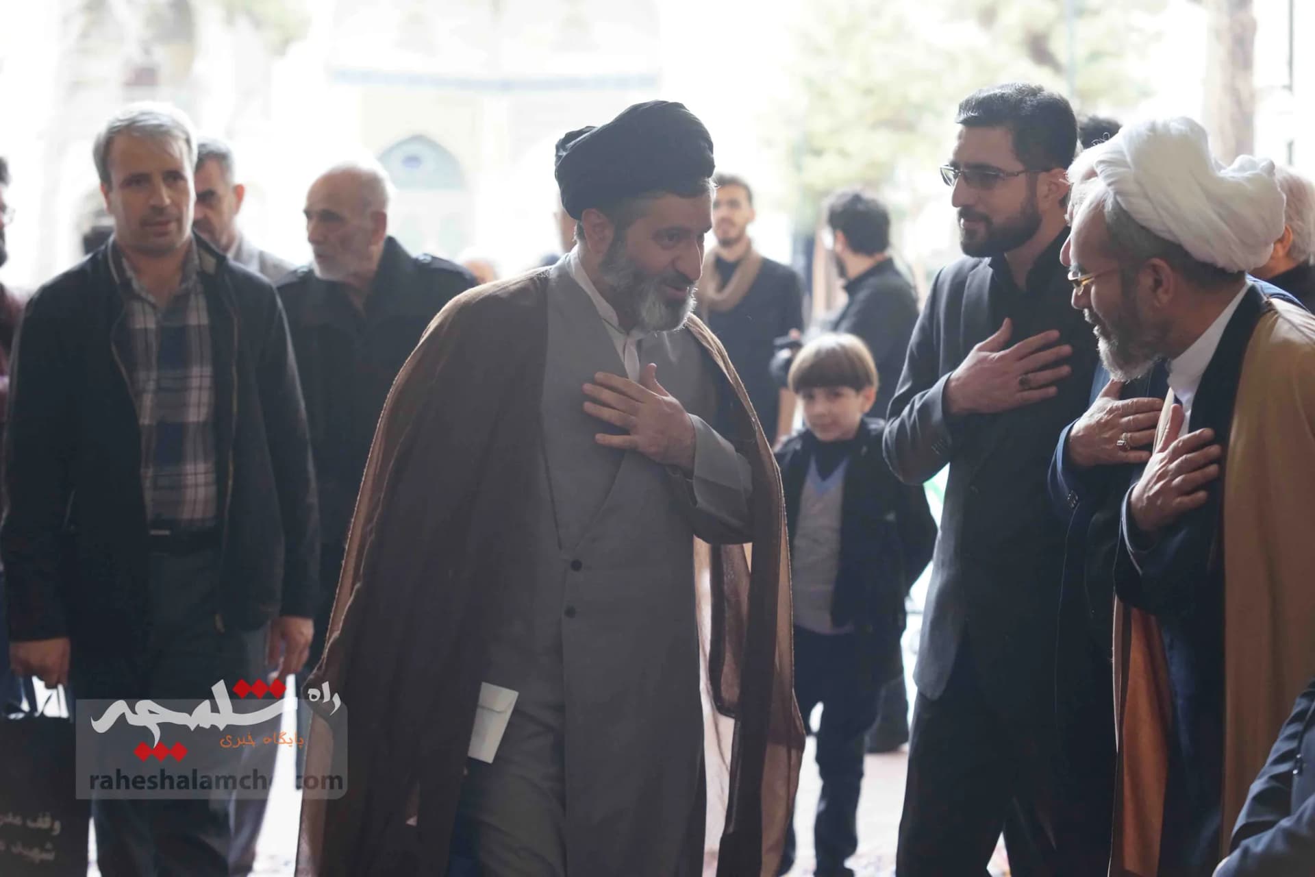 همه شخصیتهایی که در مراسم ترحیم آیتالله امام کاشانی حضور داشتند +تصاویر — تصویر 24