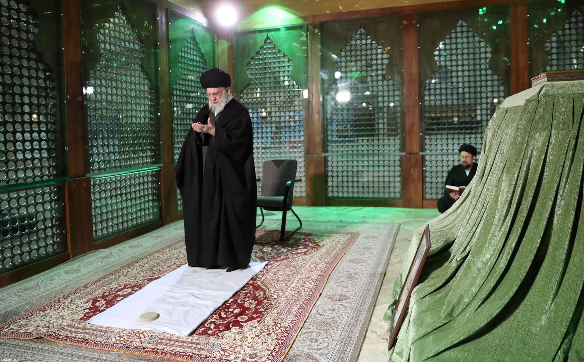 حضور رهبر معظم انقلاب در مرقد امام خمینی(ره) و گلزار شهدا +تصاویر — تصویر 9