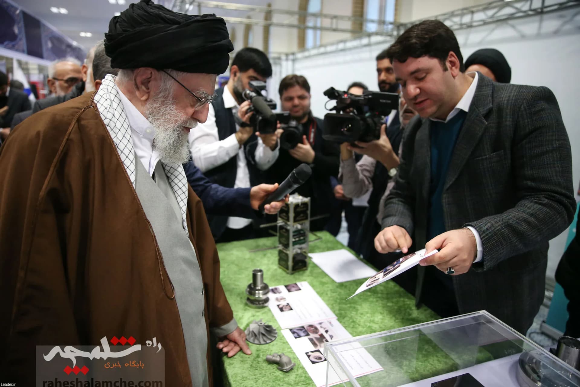 بازدید رهبر انقلاب از نمایشگاه توانمندیها و دستاوردهای بخش خصوصی +تصاویر — تصویر 2