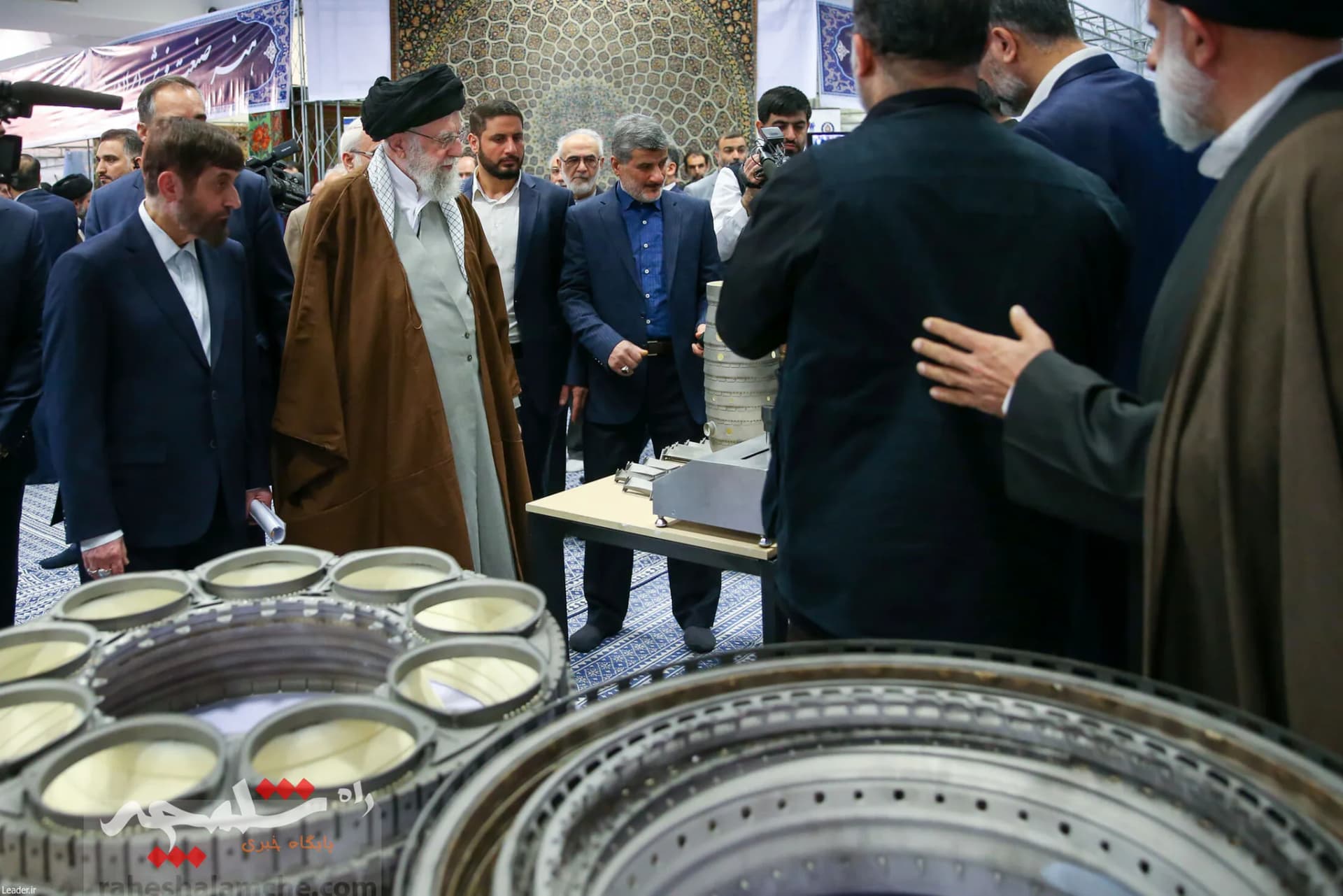 بازدید رهبر انقلاب از نمایشگاه توانمندیها و دستاوردهای بخش خصوصی +تصاویر — تصویر 32