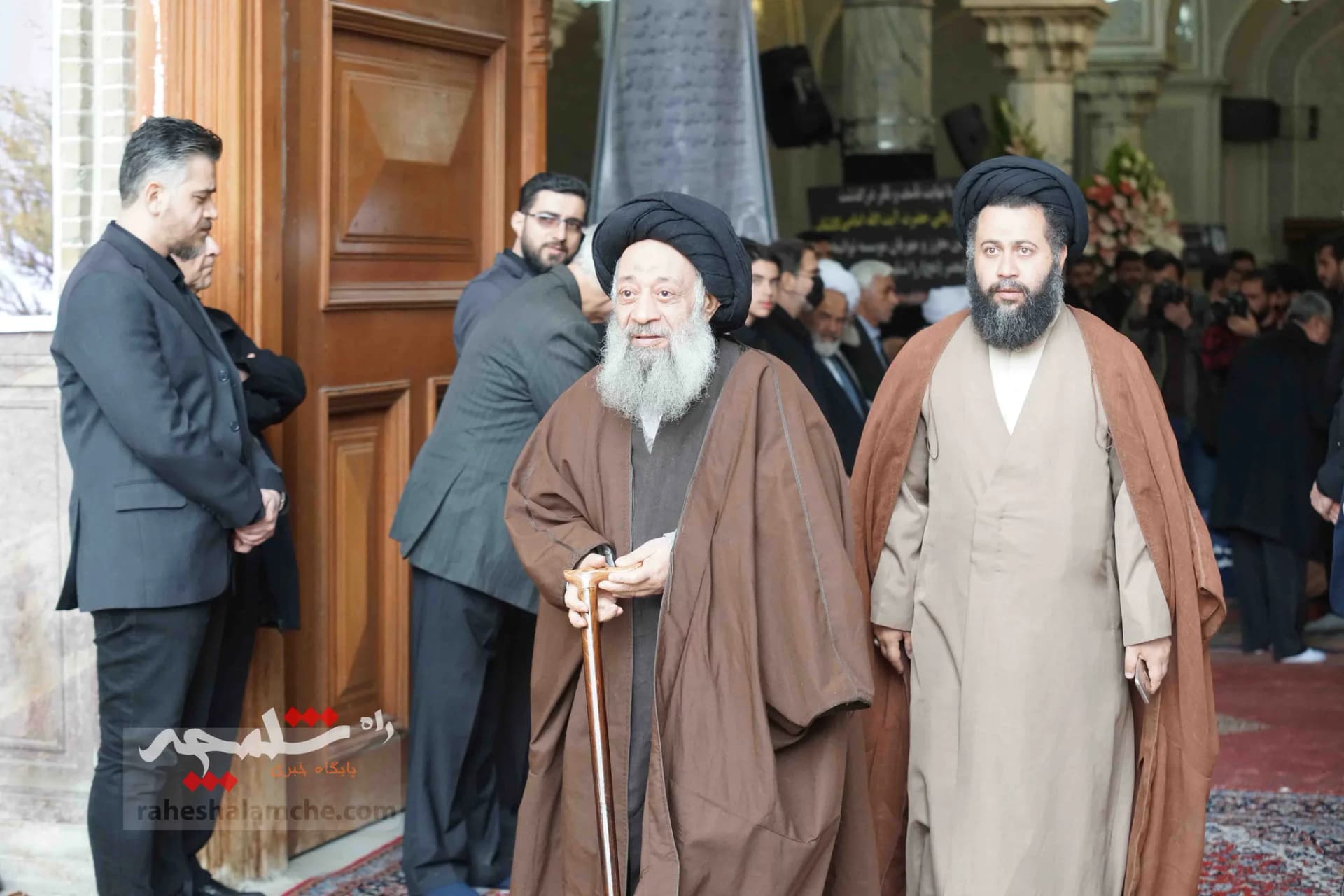 همه شخصیتهایی که در مراسم ترحیم آیتالله امام کاشانی حضور داشتند +تصاویر — تصویر 22