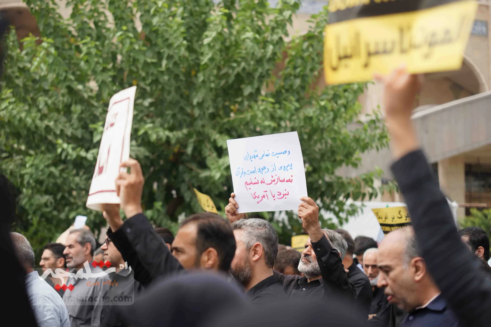 نمازگزاران تهرانی، اهانت مجدد به قرآن کریم در سوئد را محکوم کردند +تصاویر — تصویر 26