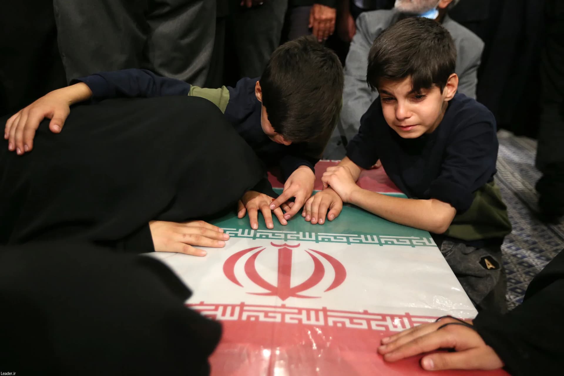 اقامه نماز رهبر انقلاب بر پیکر ۷ شهید راه قدس +تصاویر — تصویر 33