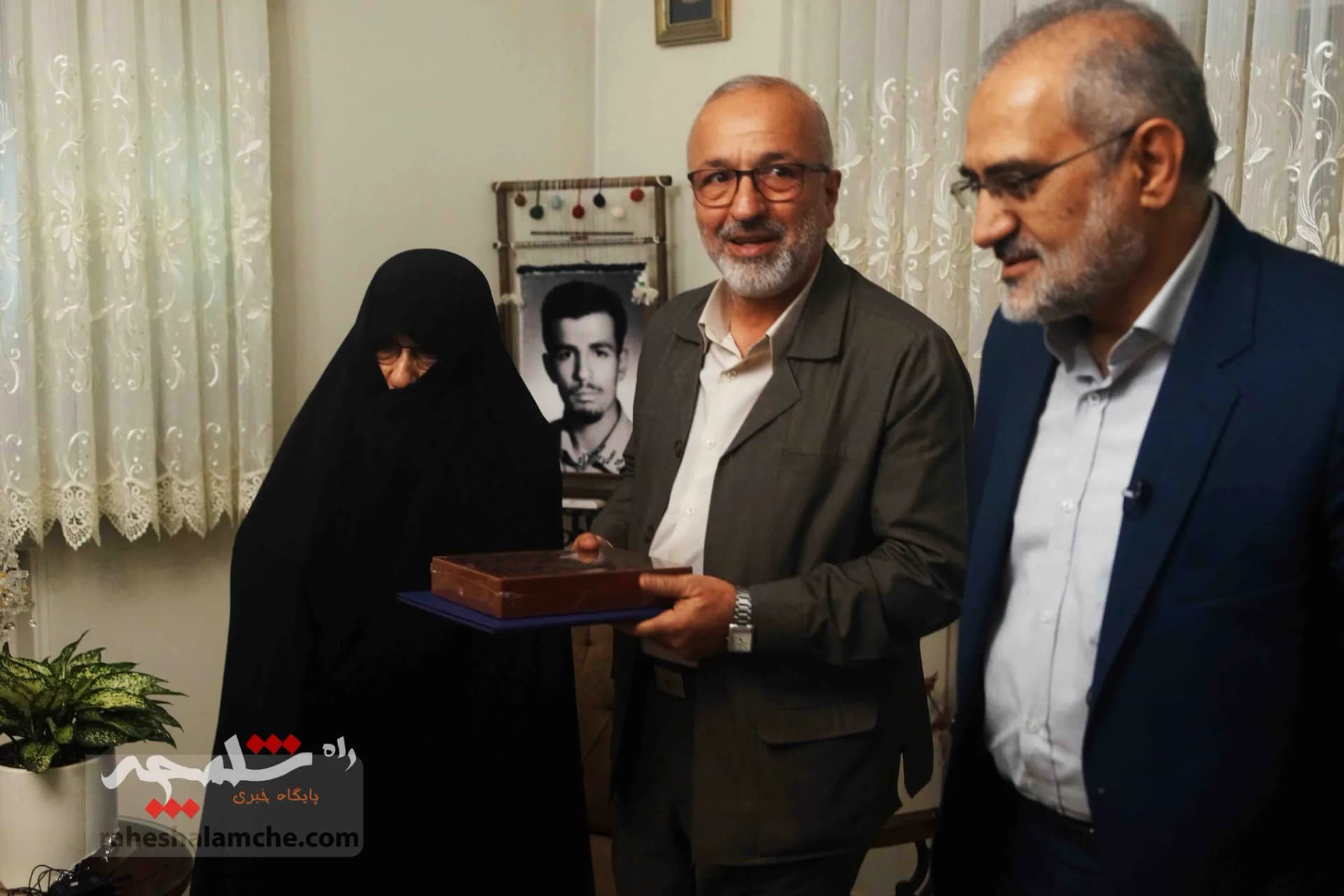 حضور سیدمحمد حسینی در منزل سه شهید +تصاویر — تصویر 6