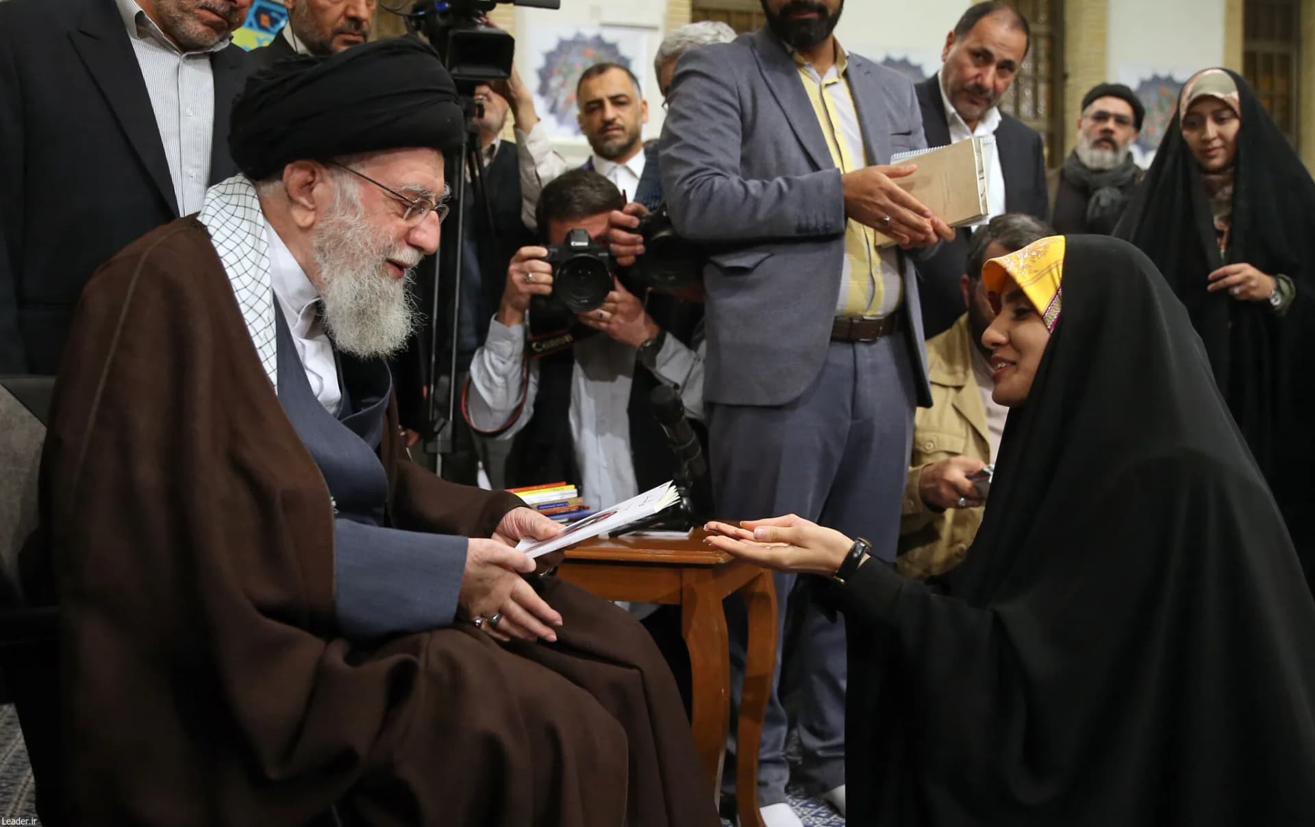 دیدار شاعران با رهبر انقلاب +تصاویر — تصویر 6