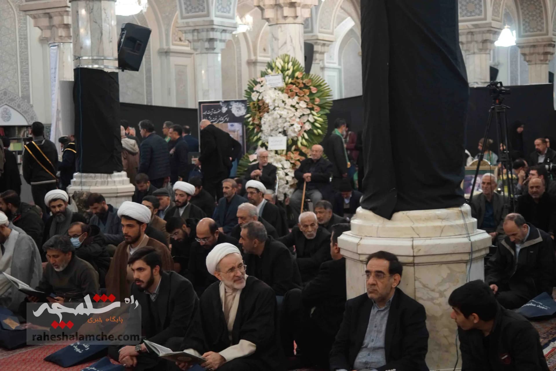 همه شخصیتهایی که در مراسم ترحیم آیتالله امام کاشانی حضور داشتند +تصاویر — تصویر 64