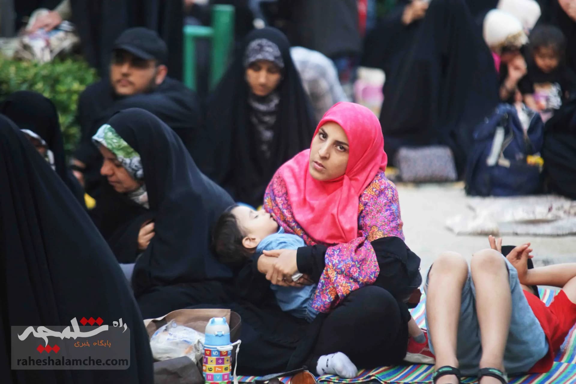 طنین دعای پرفیض عرفه در خیابان 17 شهریور تهران — تصویر 11