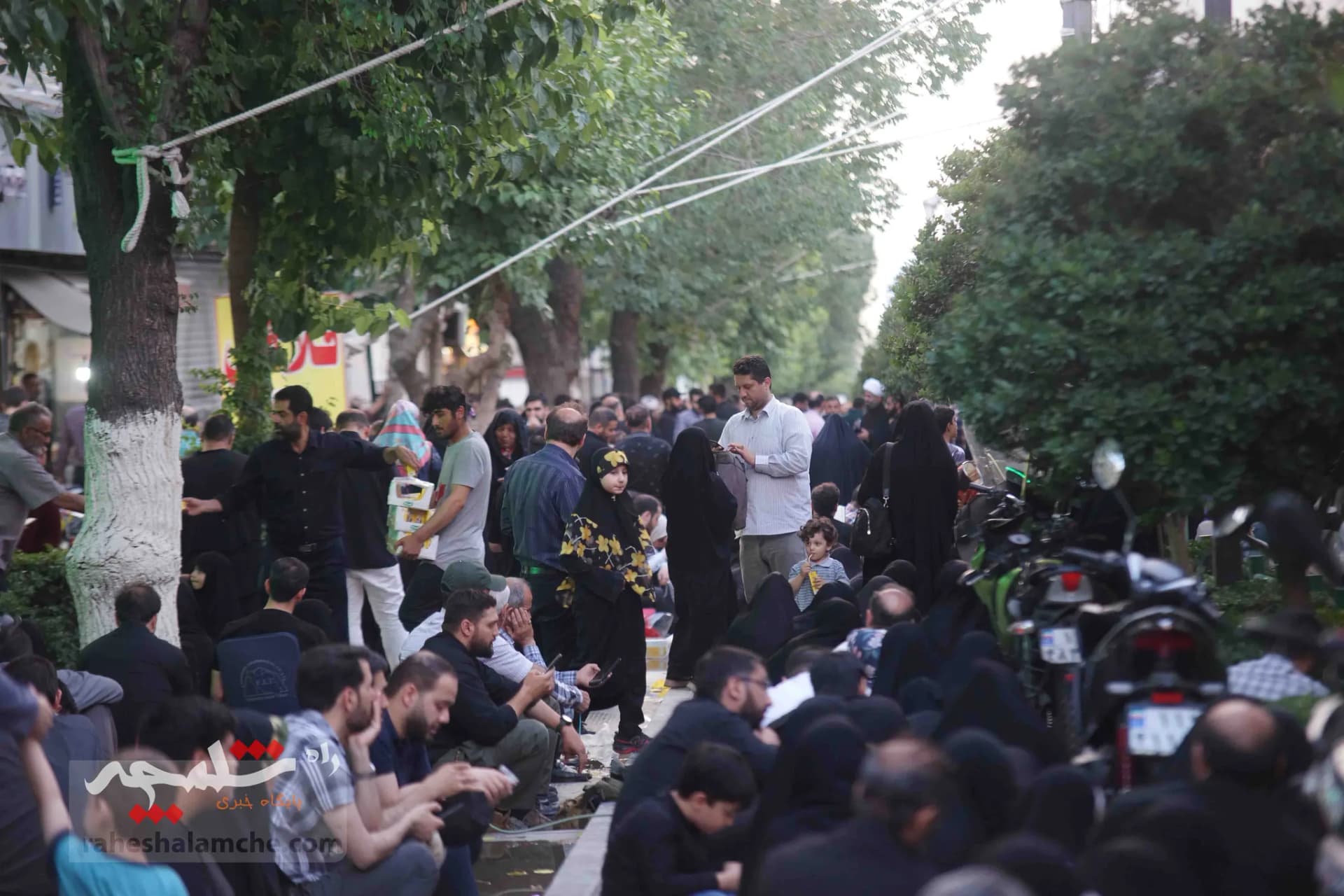 طنین دعای پرفیض عرفه در خیابان 17 شهریور تهران — تصویر 20