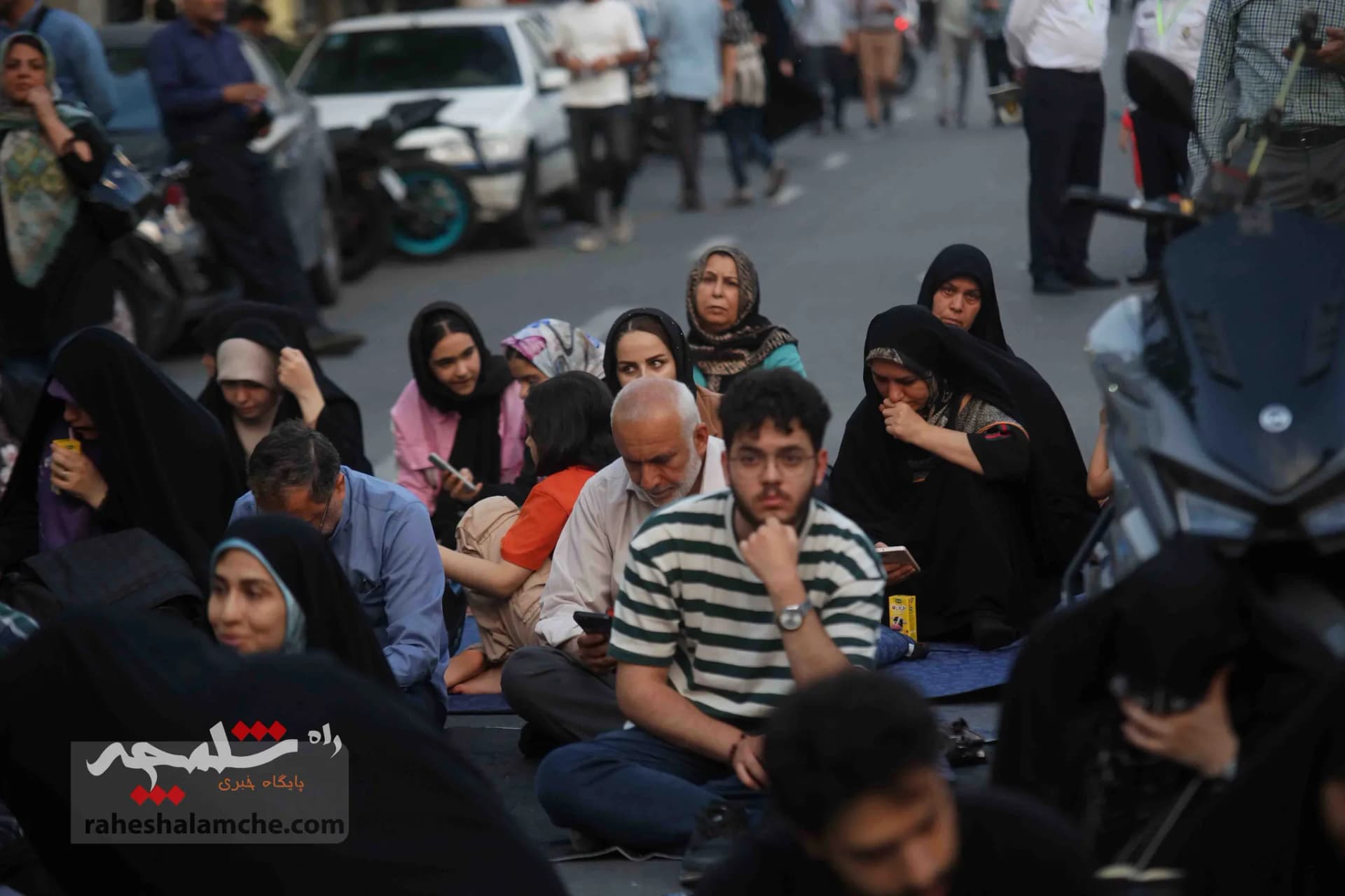 طنین دعای پرفیض عرفه در خیابان 17 شهریور تهران — تصویر 23