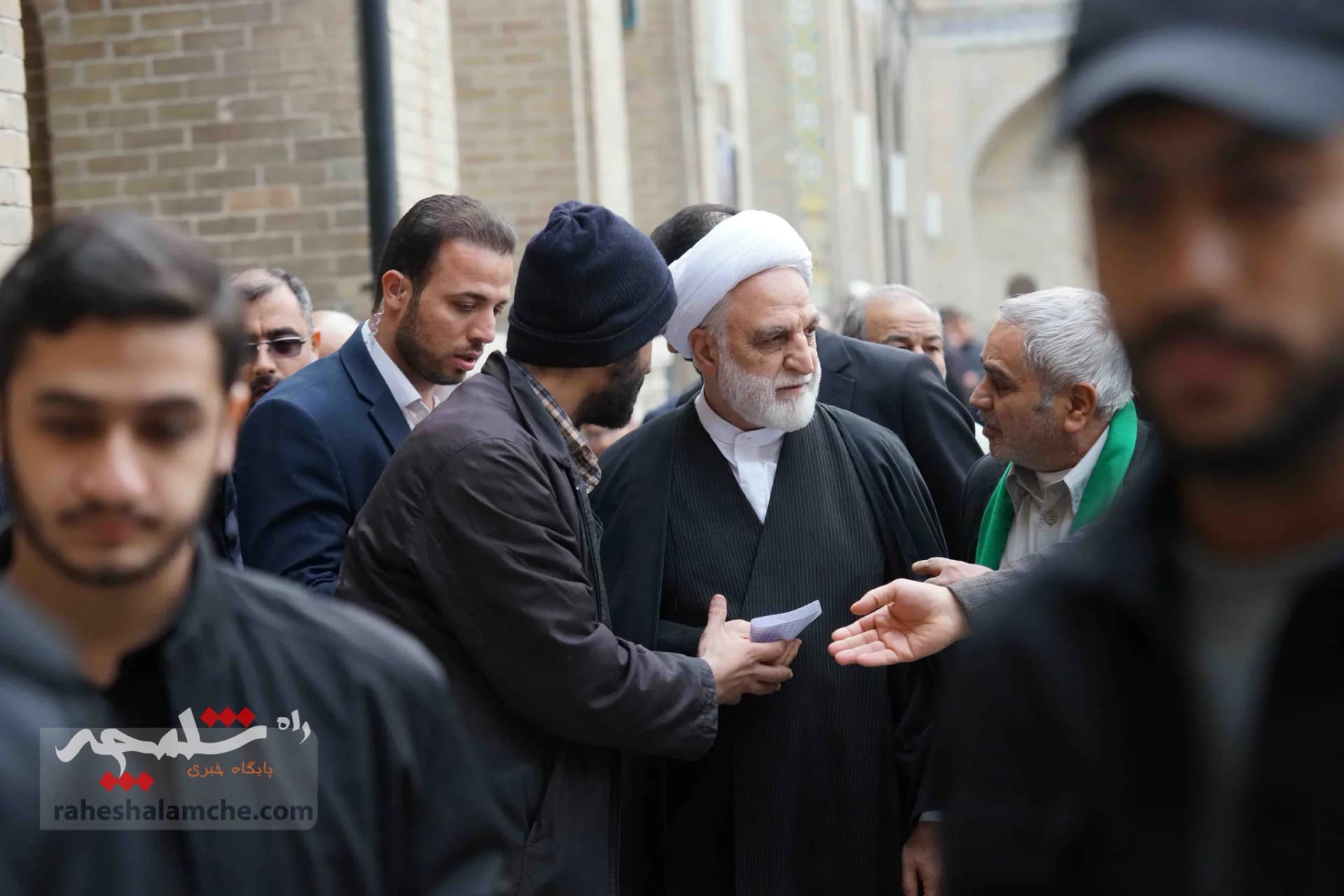 همه شخصیتهایی که در مراسم ترحیم آیتالله امام کاشانی حضور داشتند +تصاویر — تصویر 27