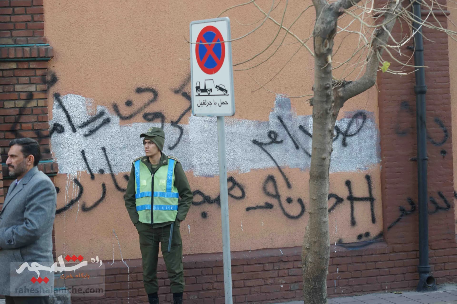 شعار نویسی فوقالعاده مفهومی روی دیوار سفارت فرانسه در تهران +تصاویر — تصویر 2