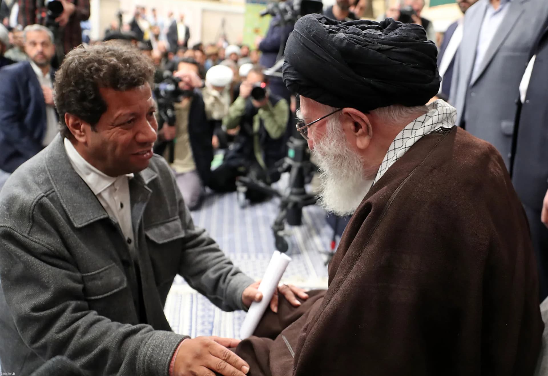 دیدار شاعران با رهبر انقلاب +تصاویر — تصویر 11