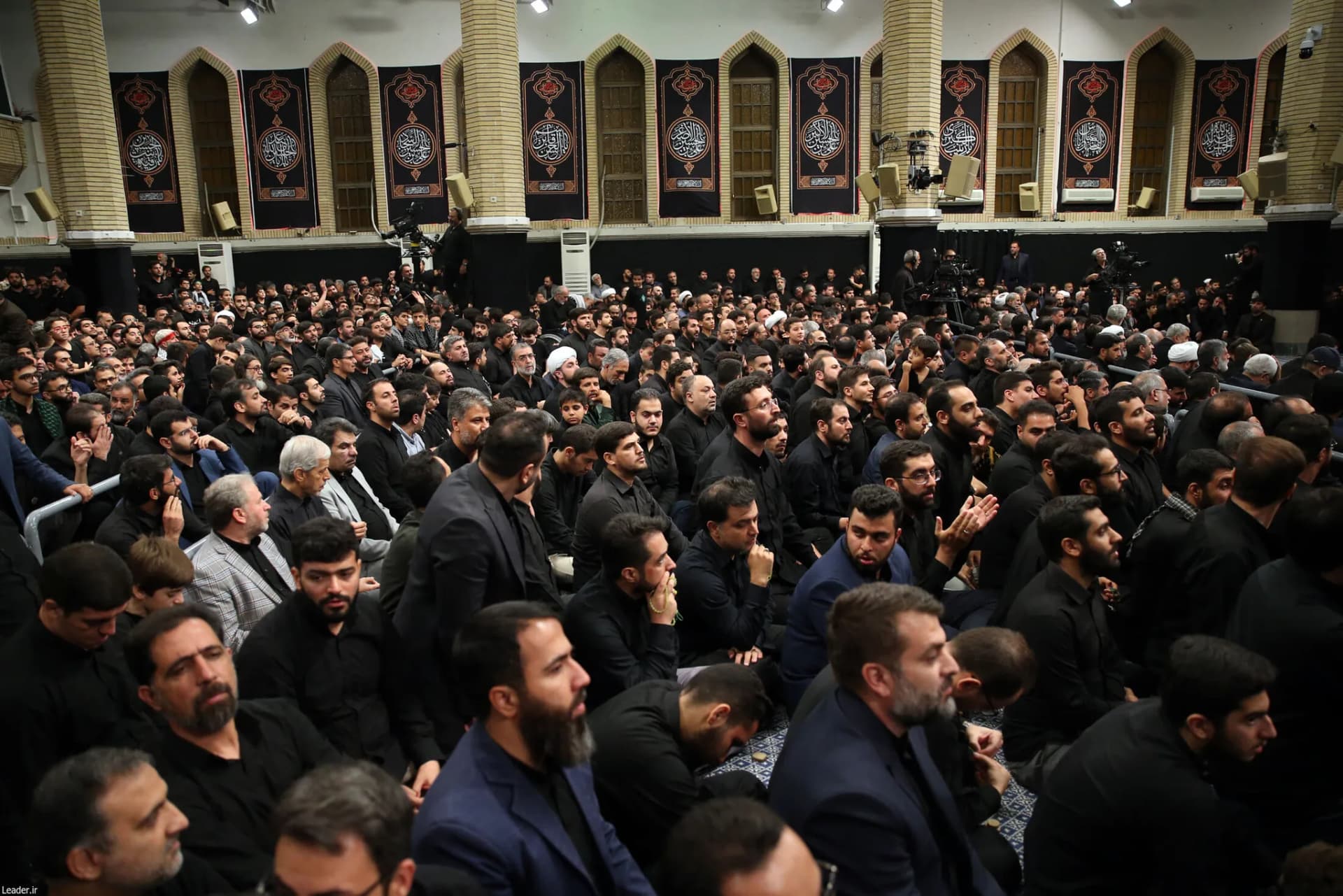 مراسم شام غریبان سیدالشهد(ع) با حضور رهبر انقلاب +تصاویر — تصویر 18