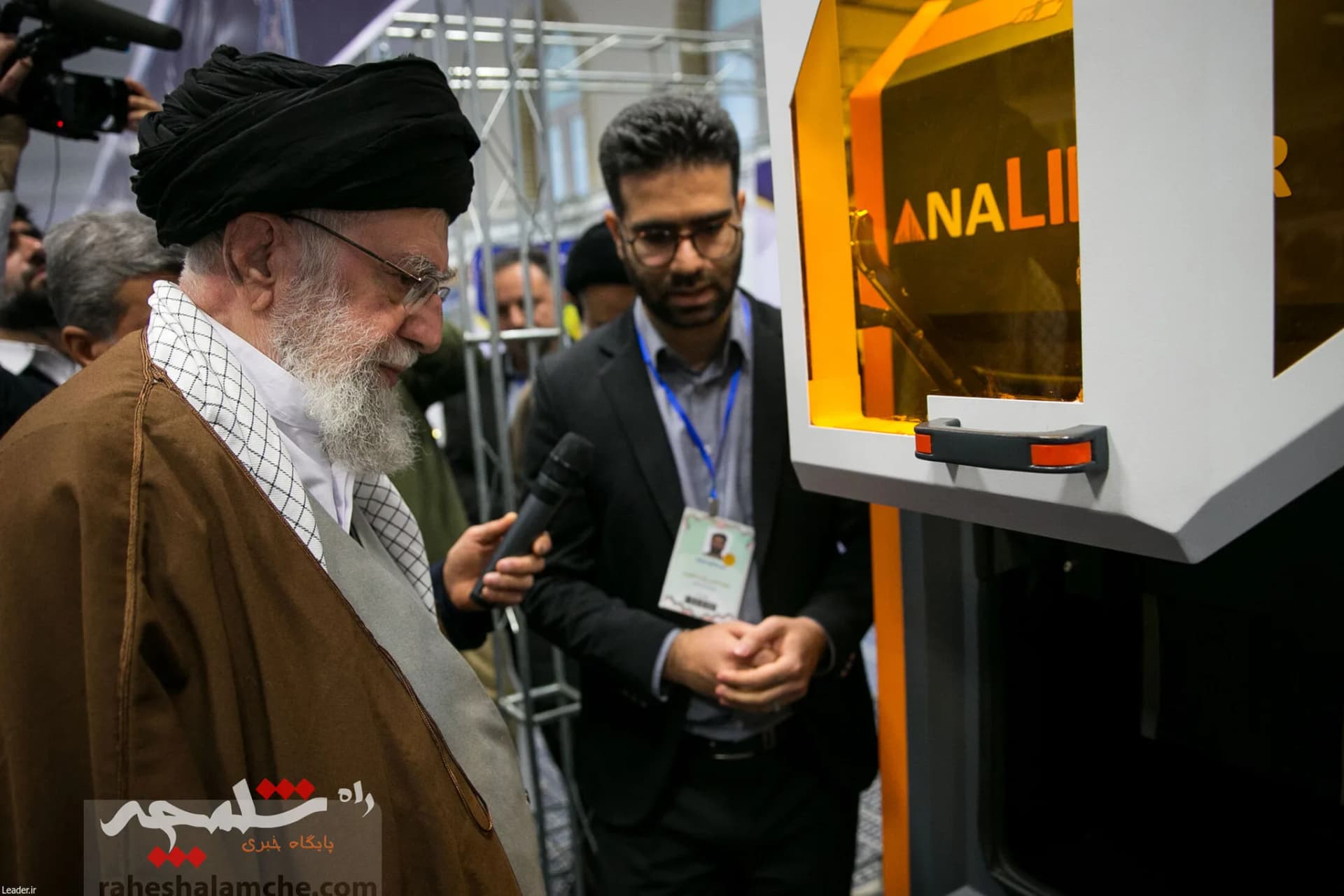 بازدید رهبر انقلاب از نمایشگاه توانمندیها و دستاوردهای بخش خصوصی +تصاویر — تصویر 18