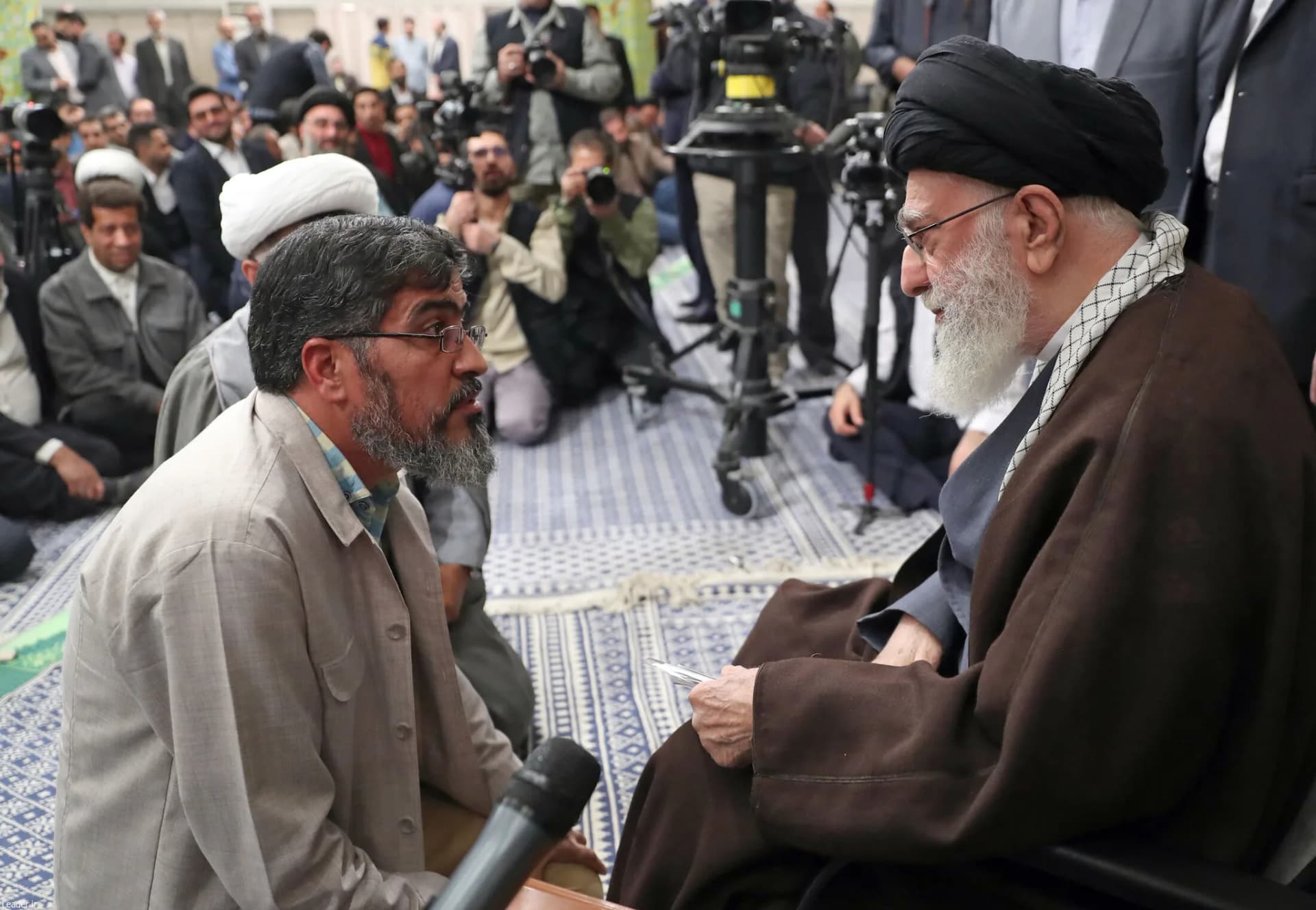 دیدار شاعران با رهبر انقلاب +تصاویر — تصویر 2