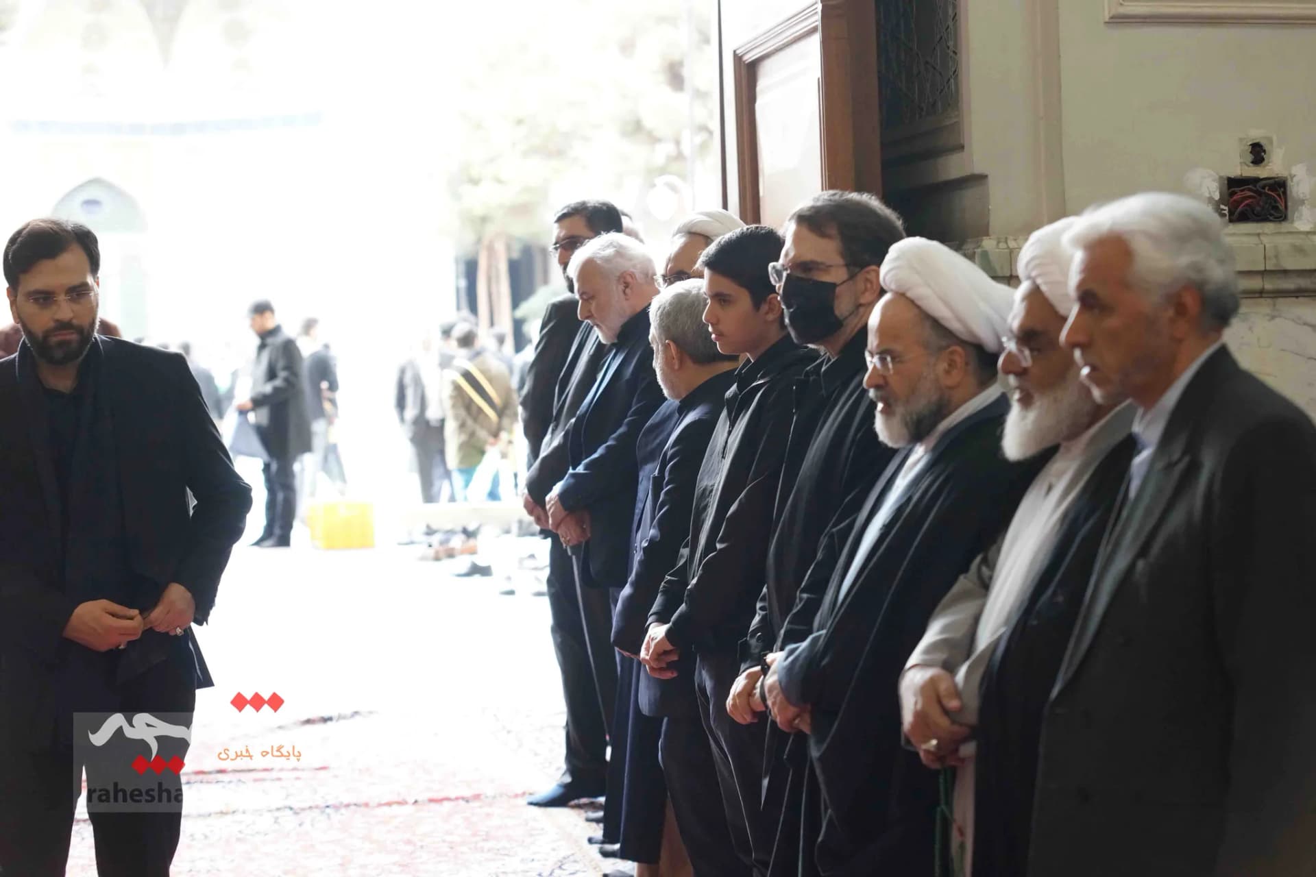 همه شخصیتهایی که در مراسم ترحیم آیتالله امام کاشانی حضور داشتند +تصاویر — تصویر 18