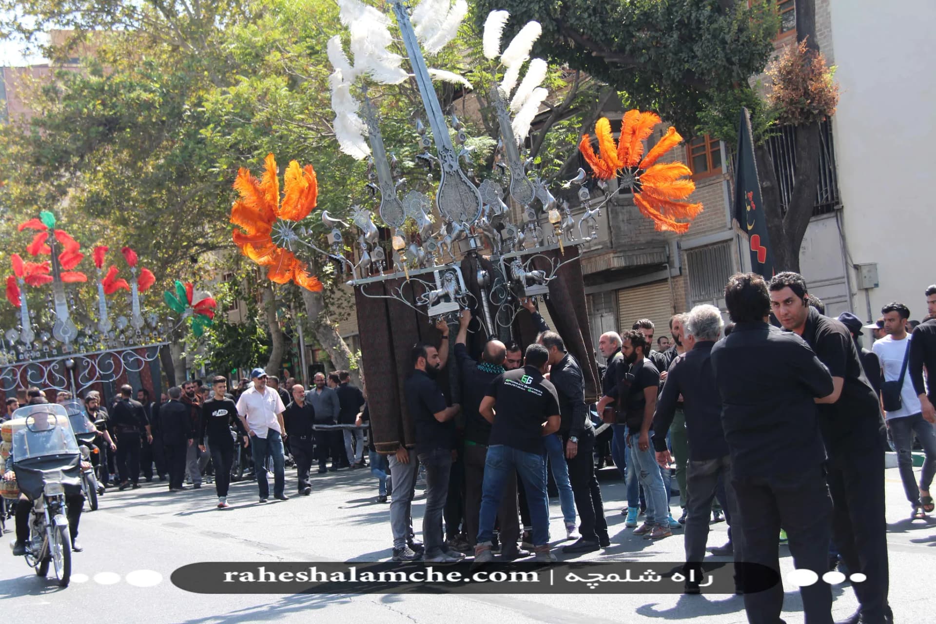 بزرگ ترین کاروان علامت کشی و دسته عزاداری بنیاسد در تهران/ تصاویر — تصویر 10