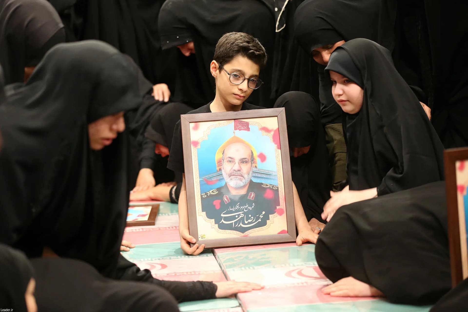 اقامه نماز رهبر انقلاب بر پیکر ۷ شهید راه قدس +تصاویر — تصویر 2