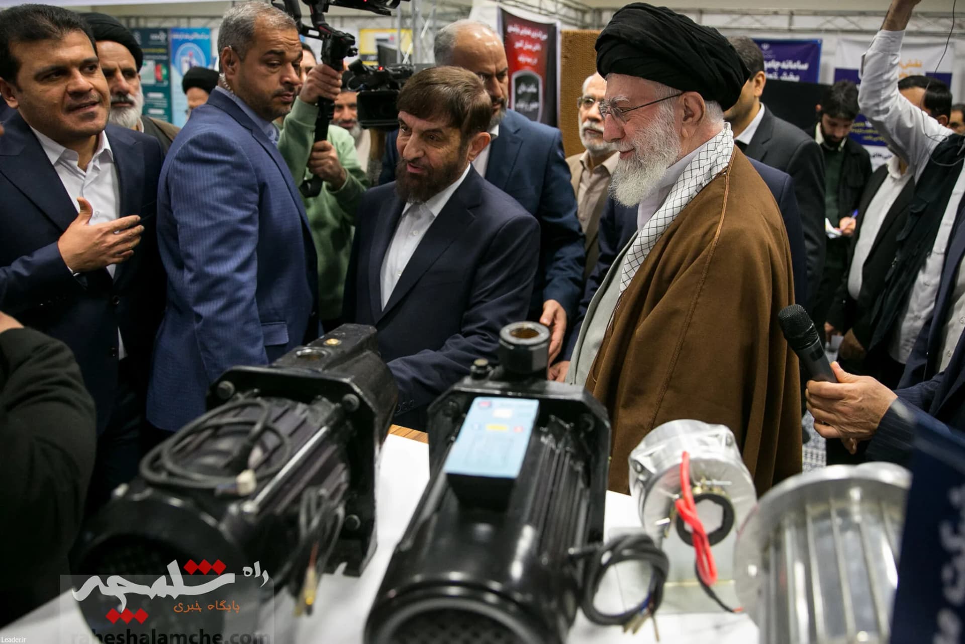 بازدید رهبر انقلاب از نمایشگاه توانمندیها و دستاوردهای بخش خصوصی +تصاویر — تصویر 52