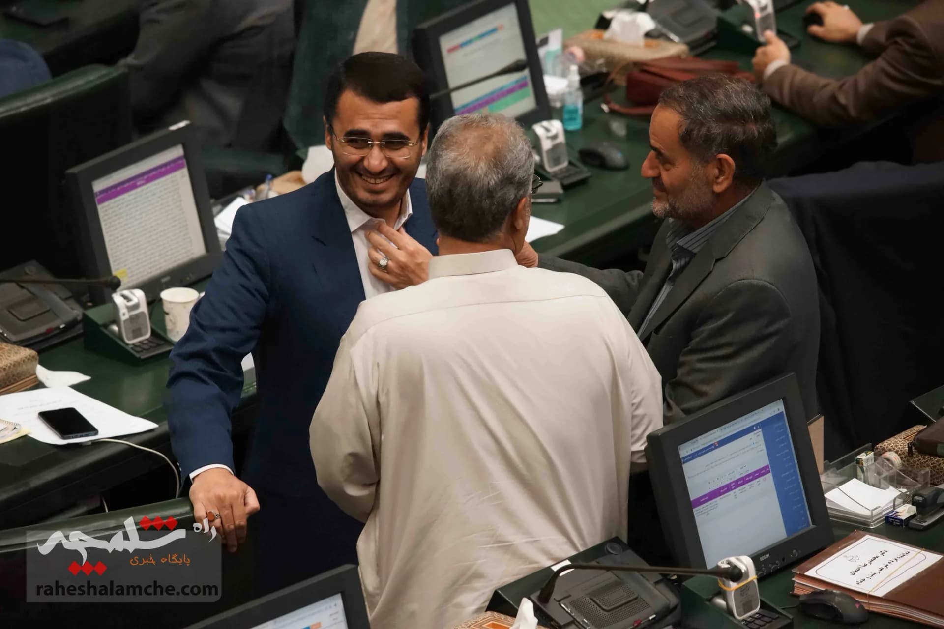 حاشیههای امروز مجلس با متفاوتترین تبلیغات انتخاباتی هیئت رئیسه مجلس +تصاویر — تصویر 20