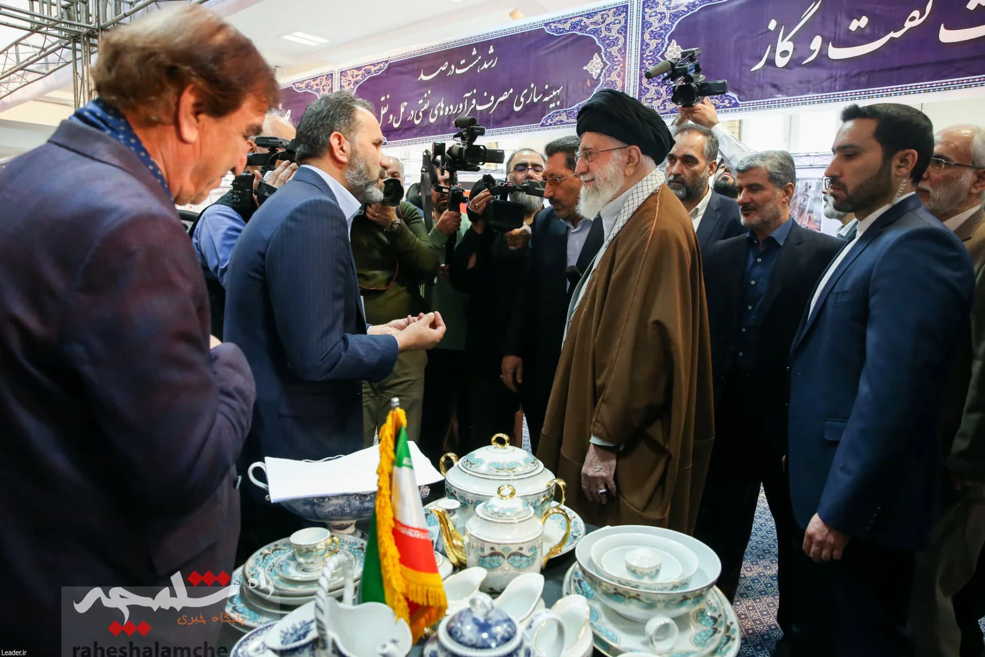 بازدید رهبر انقلاب از نمایشگاه توانمندیها و دستاوردهای بخش خصوصی +تصاویر — تصویر 47