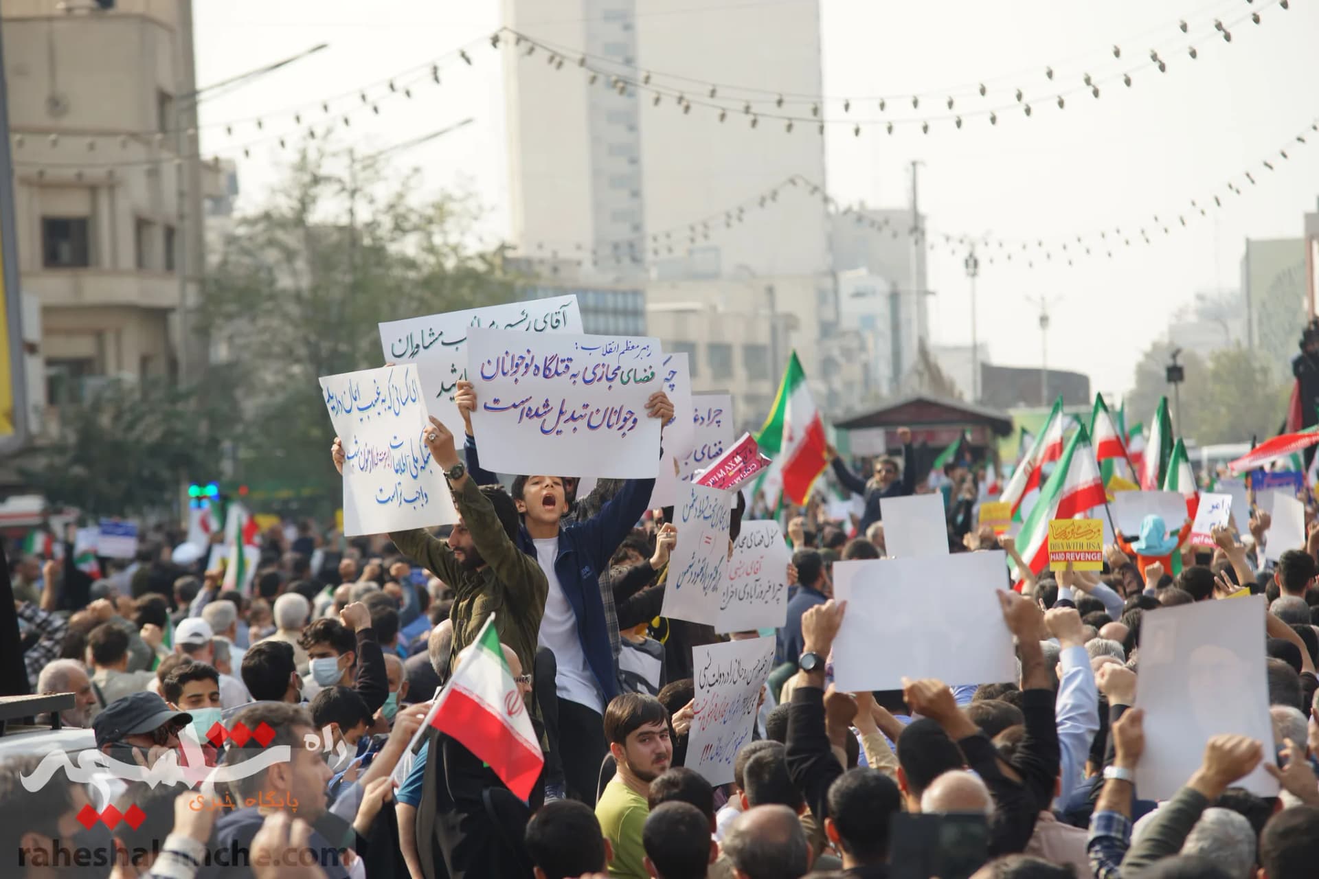 راهپیمایی عظیم تهرانیها با شعار؛ «سپاه انقلابی، انتقام انتقام» +تصاویر — تصویر 27