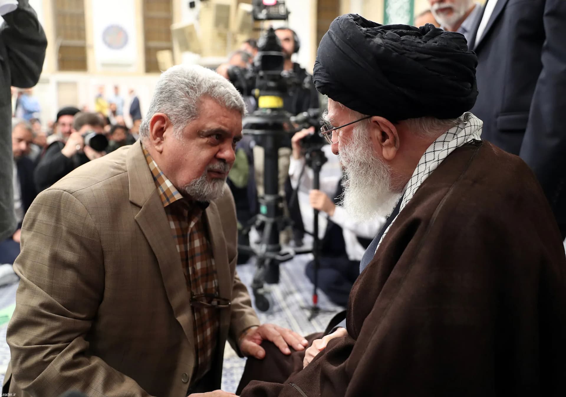 دیدار شاعران با رهبر انقلاب +تصاویر — تصویر 16