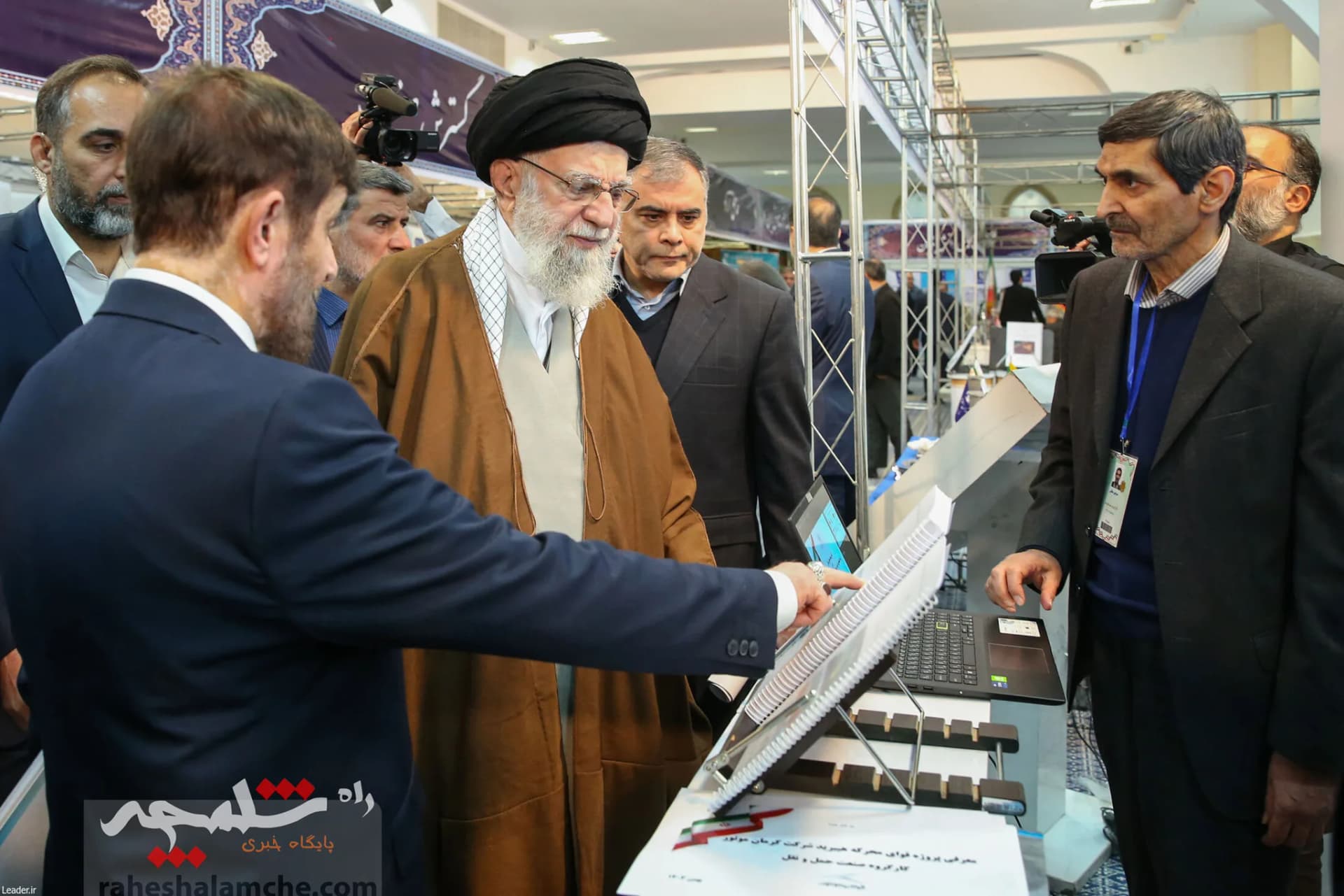 بازدید رهبر انقلاب از نمایشگاه توانمندیها و دستاوردهای بخش خصوصی +تصاویر — تصویر 54