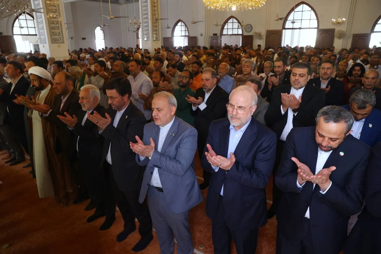 استقبال پرشور نمازگزاران کراچی پاکستان از قالیباف +عکس — تصویر 1